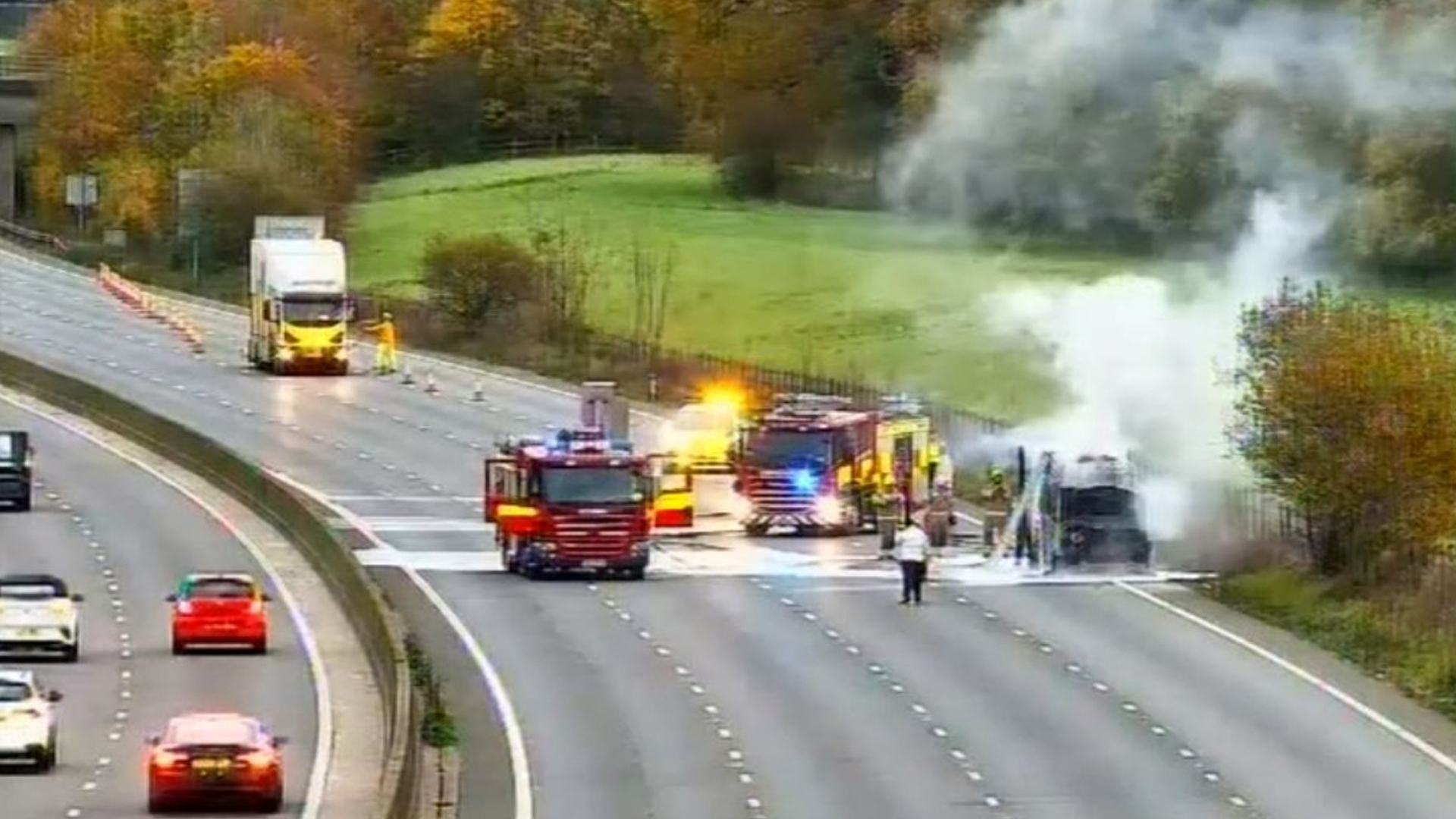 Auf der M25 ist ein Lieferwagenbrand ausgebrochen, der zu einem Verkehrschaos zur Hauptverkehrszeit geführt hat