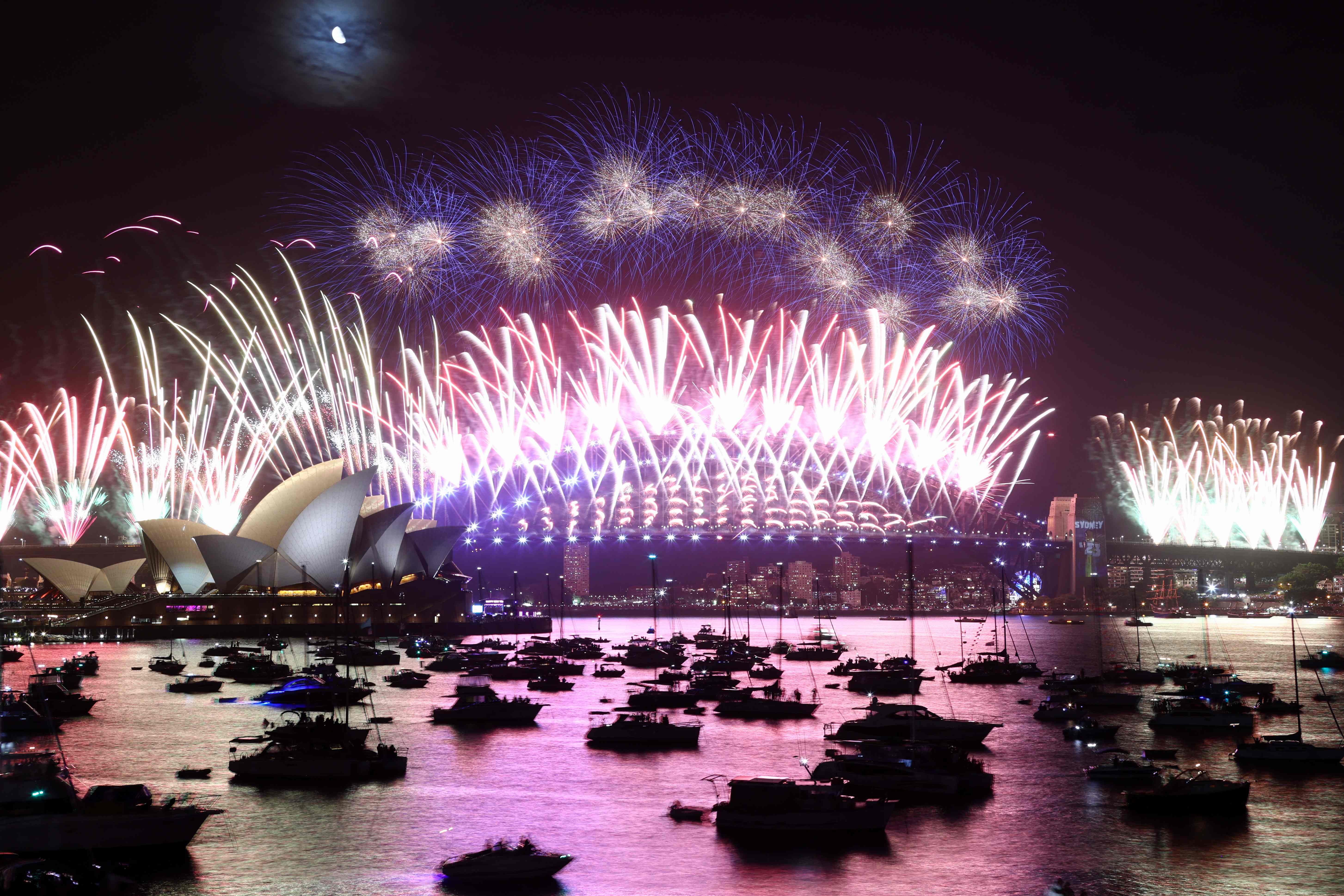 Silvesterfeuerwerk erleuchtet den Himmel über dem Sydney Opera House