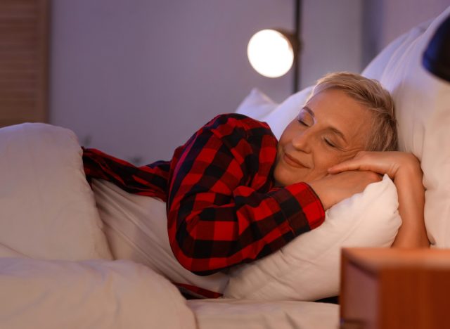 Reife Frau schläft im Bett, Konzept des kognitiven Mischens, um schneller einzuschlafen