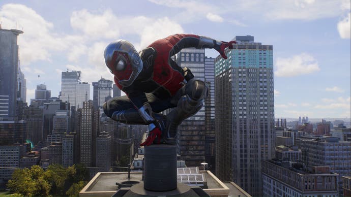 Spider-Man 2 Peter Parker im Life Story-Anzug kauert auf dem Schornstein