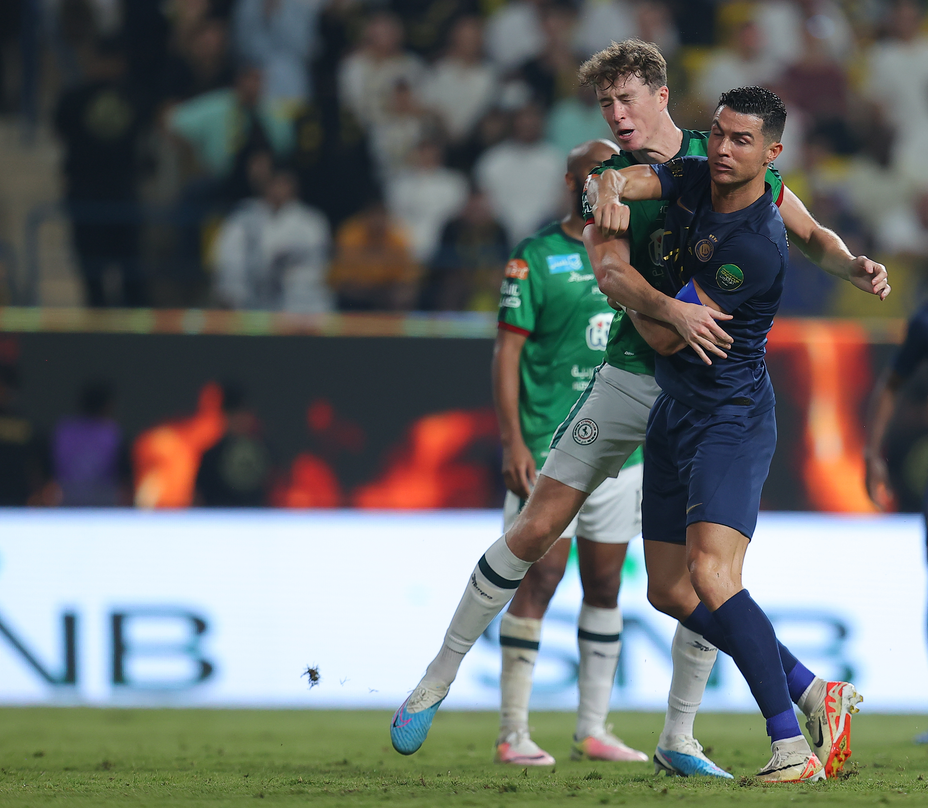 Ronaldo tauschte nach einem Zusammenstoß mit dem Verteidiger von Al-Ettifaq das Trikot mit Hendry