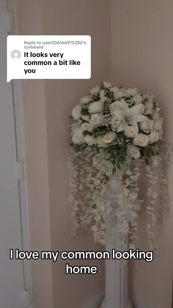 Suzy präsentierte stolz die Inneneinrichtung ihres Hauses, einschließlich dieser üppigen Blumendekoration