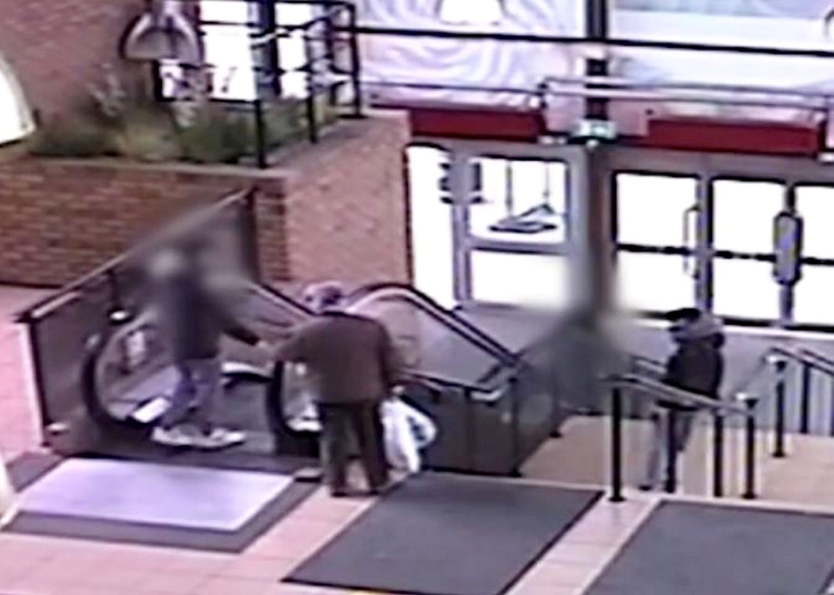 Dennis stellt sich mit den weißen Einkaufstüten den Idioten entgegen, die auf der Rolltreppe im Derby-Einkaufszentrum herumalbern