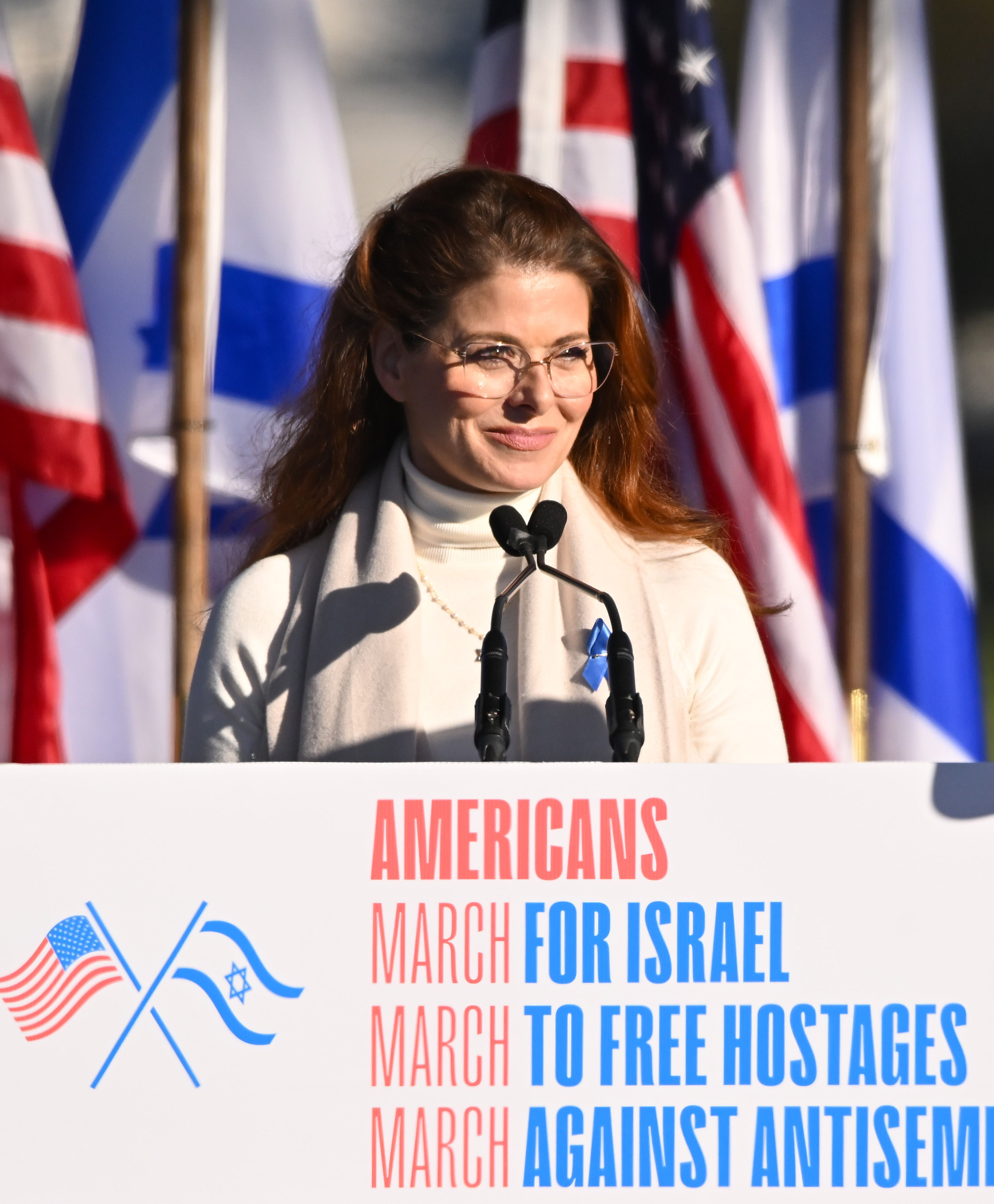 Debra Messing, eine weitere prominente Person, die beim Treffen mit TikTok-Führungskräften anwesend war, spricht während eines Marsches für Israel in Washington DC im November