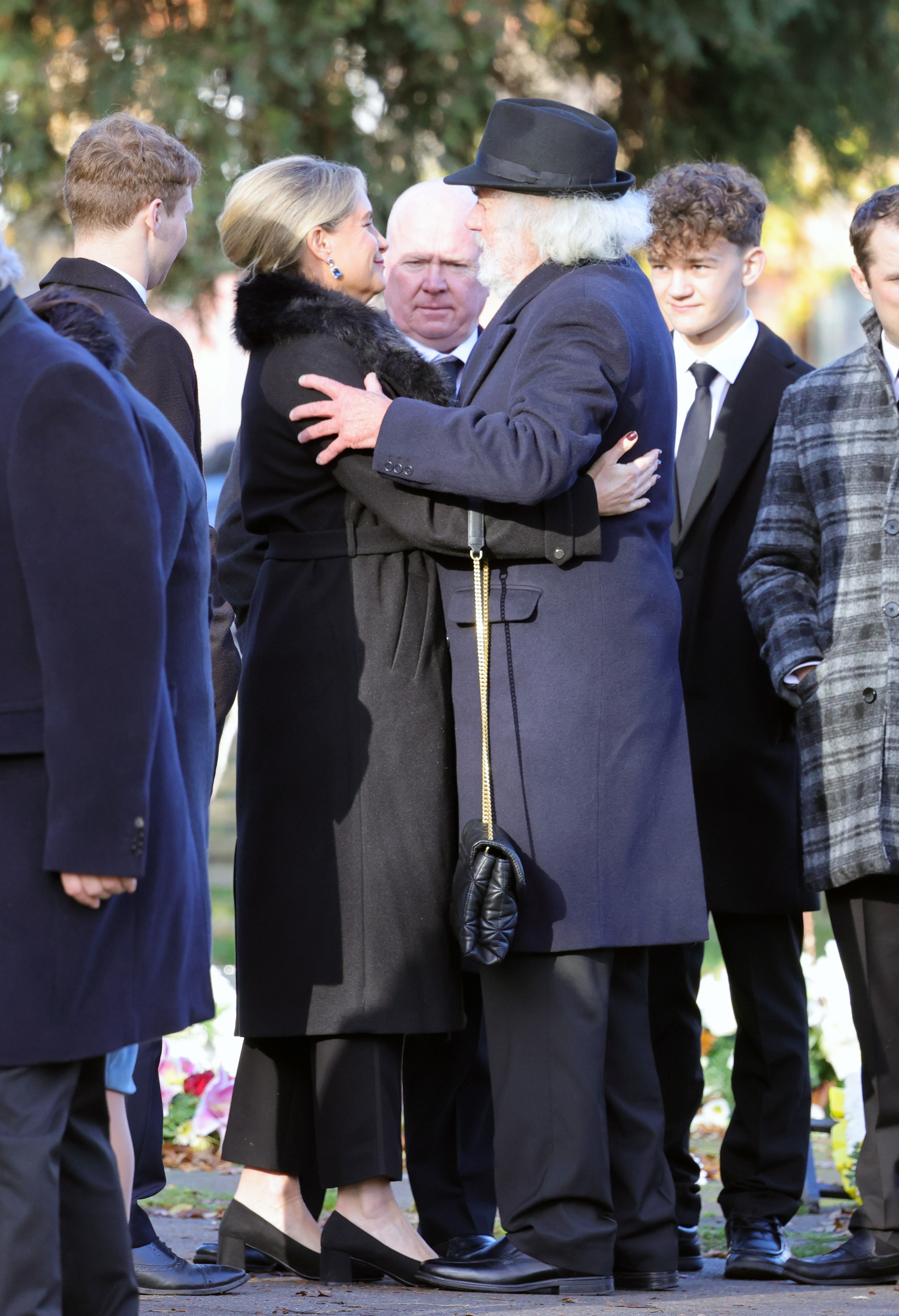 Kim Medcalf, die in der BBC-Soap Sam Mitchell spielt, umarmt einen anderen Beerdigungsteilnehmer