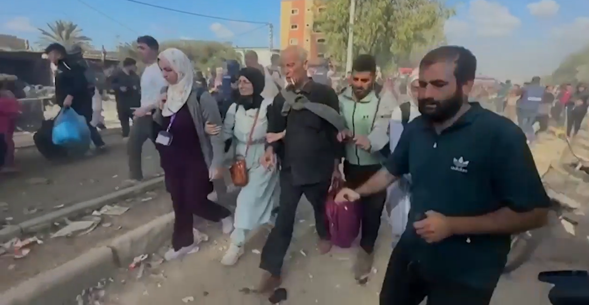 Hunderte Zivilisten und Gesundheitspersonal flohen zu Fuß aus Al-Shifa, Gazas größtem Krankenhaus
