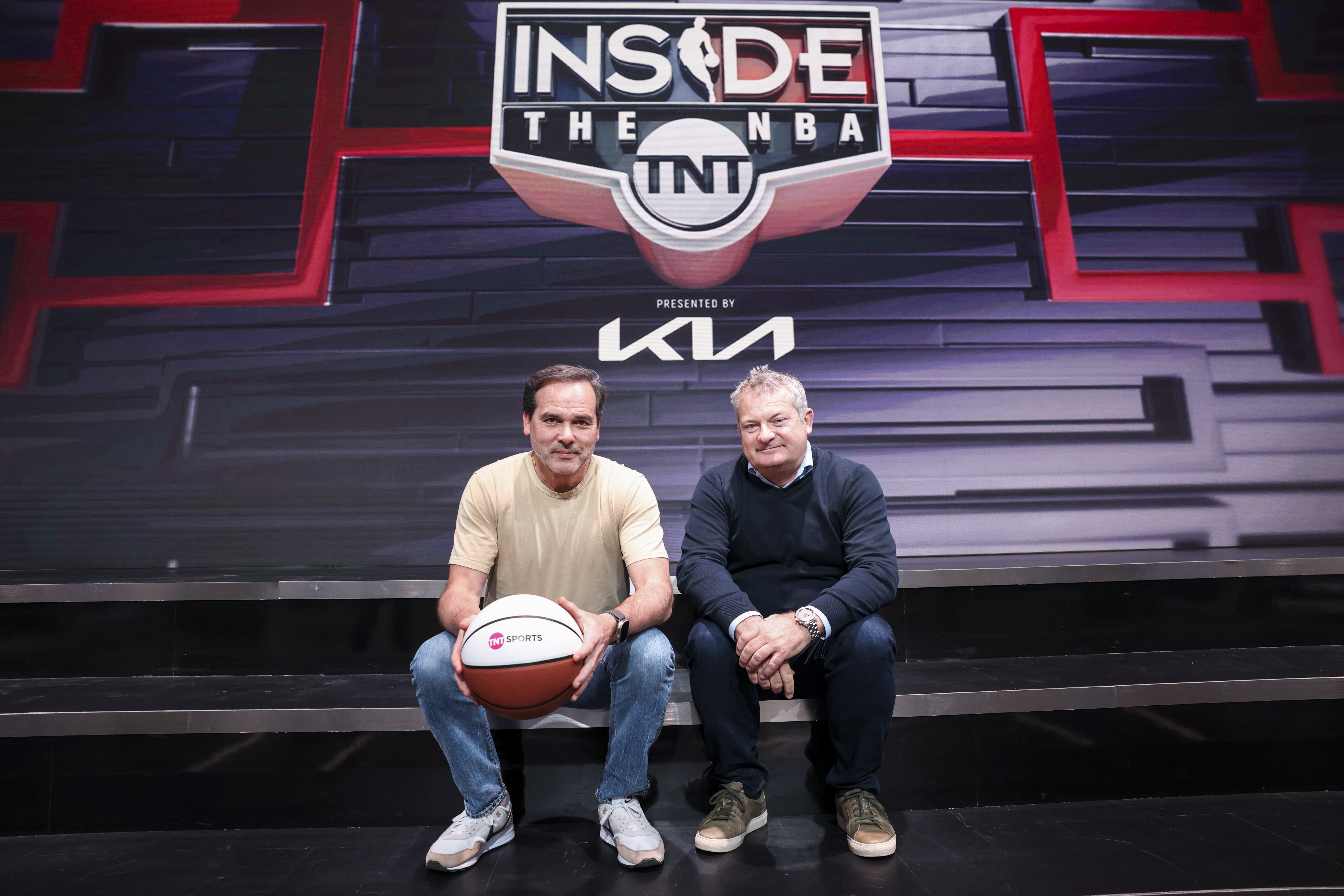 „Inside the NBA“ wird nach dem Start von TNT Sports nun auch in Großbritannien gezeigt, unter der Leitung des in London ansässigen WBD-Managers Scott Young (rechts) und des US-Kollegen Craig Barry (links).