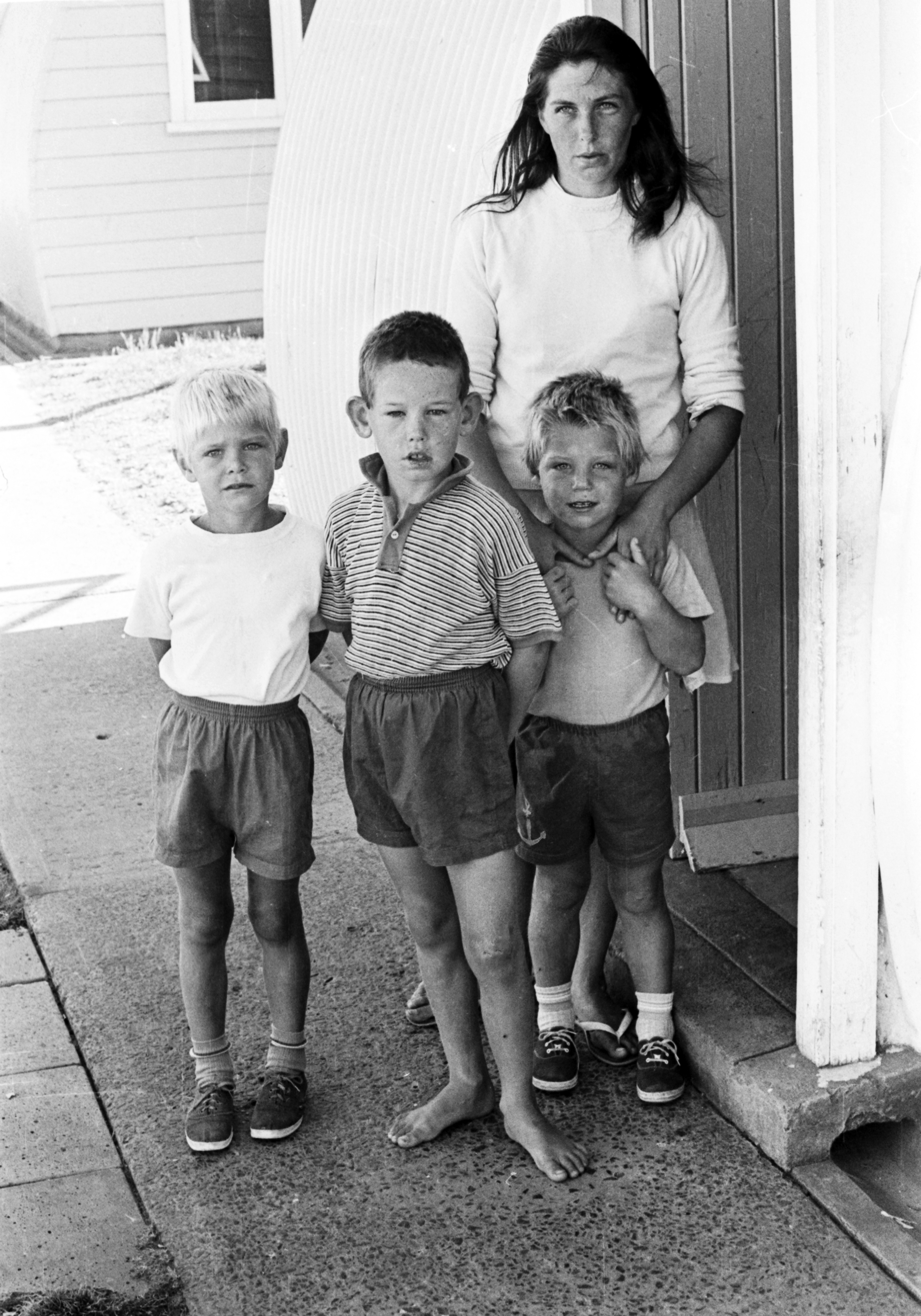 Carole Grimmer mit ihren drei Söhnen Stephen, Ricki und Paul, am Tag nach Cheryls Verschwinden aus Fairy Meadow Beach, NSW
