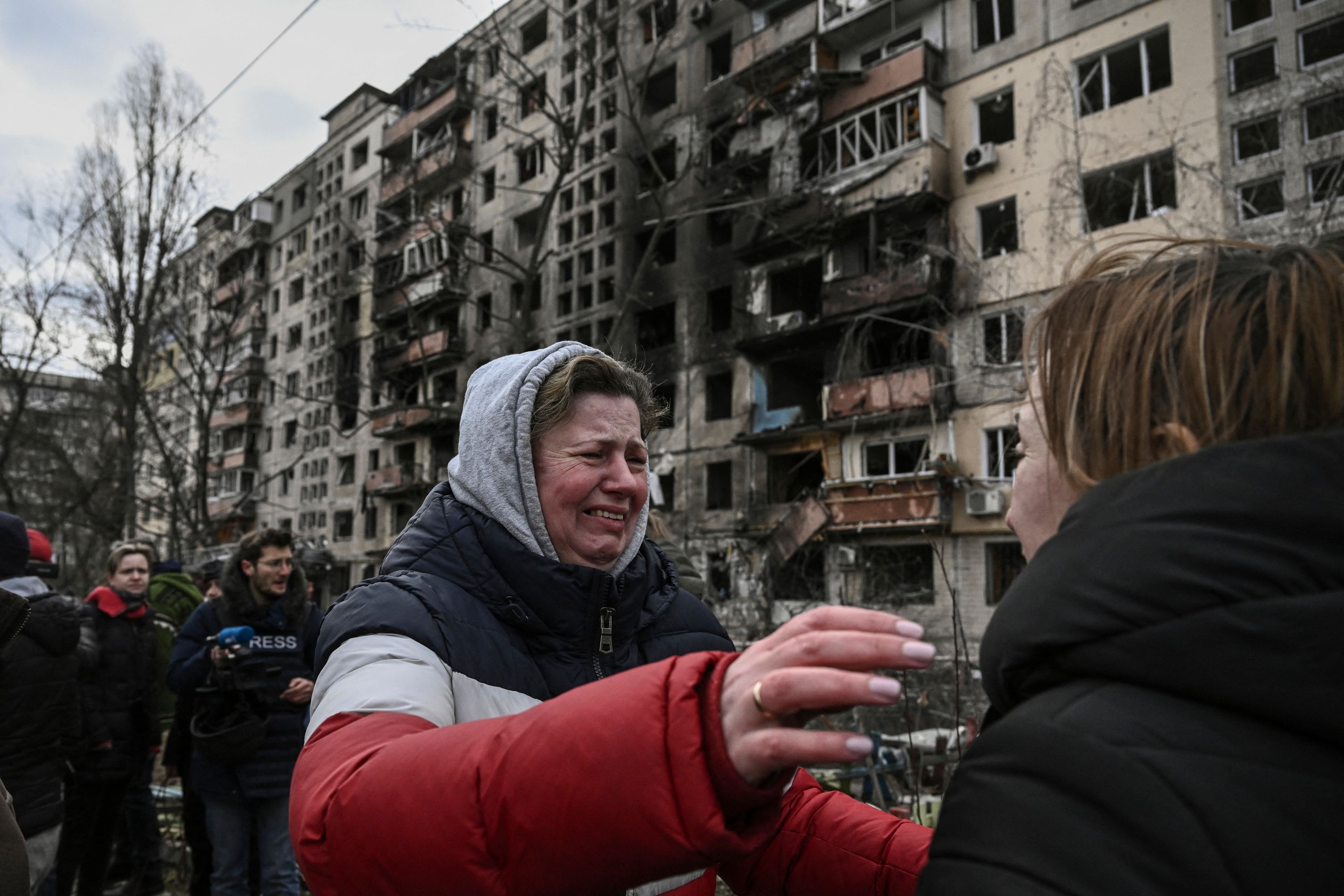 Angst einer Frau vor Kiewer Wohnblöcken, die im März letzten Jahres durch Beschuss zerstört wurden