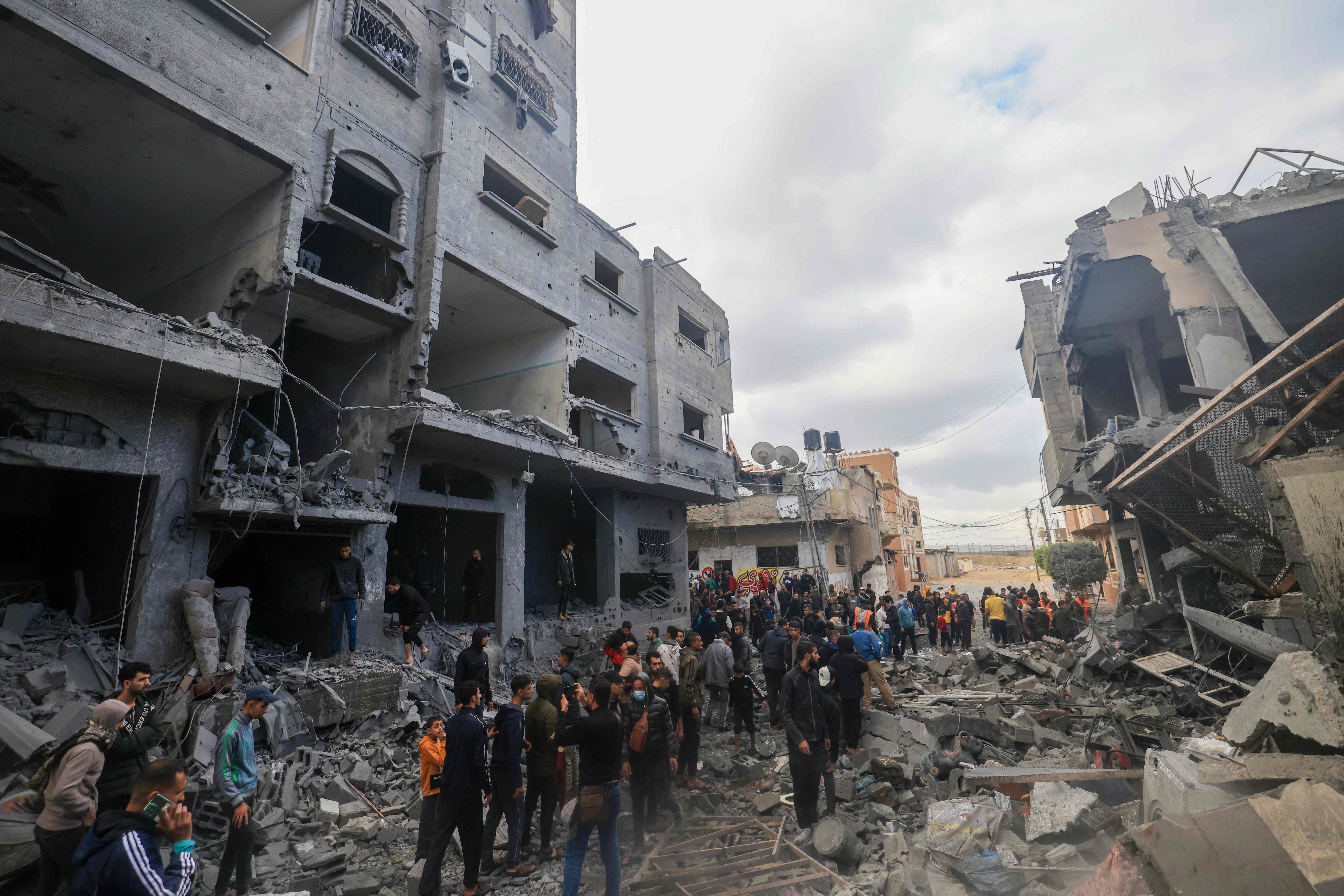 Palästinenser gehen durch die Trümmer von Gaza, nachdem Angriffe der Hamas einen israelischen Angriff ausgelöst haben