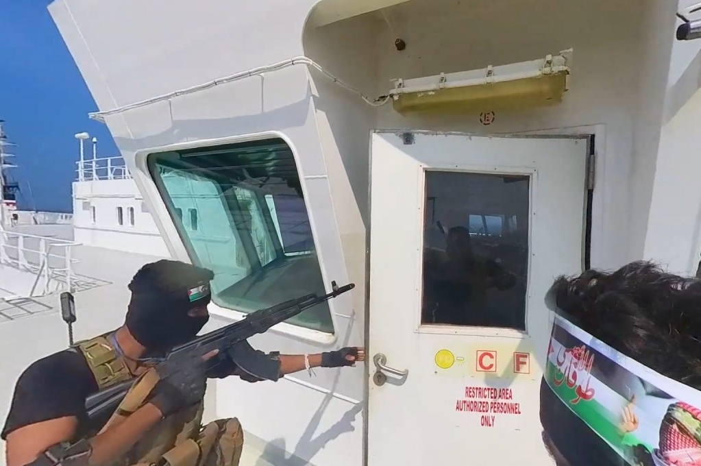 Es wurden bewaffnete Aktivisten gesehen, die Besatzungsmitglieder mit vorgehaltener Waffe festhielten