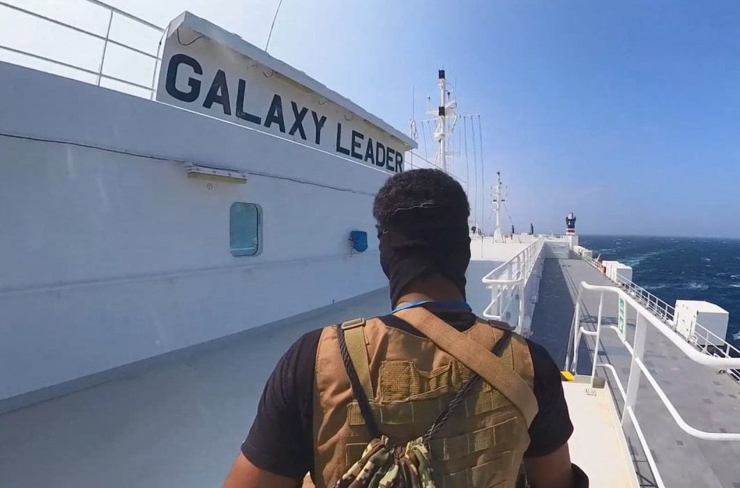 Die Rebellengruppe hält derzeit 25 internationale Besatzungsmitglieder auf der Galaxy Leader fest