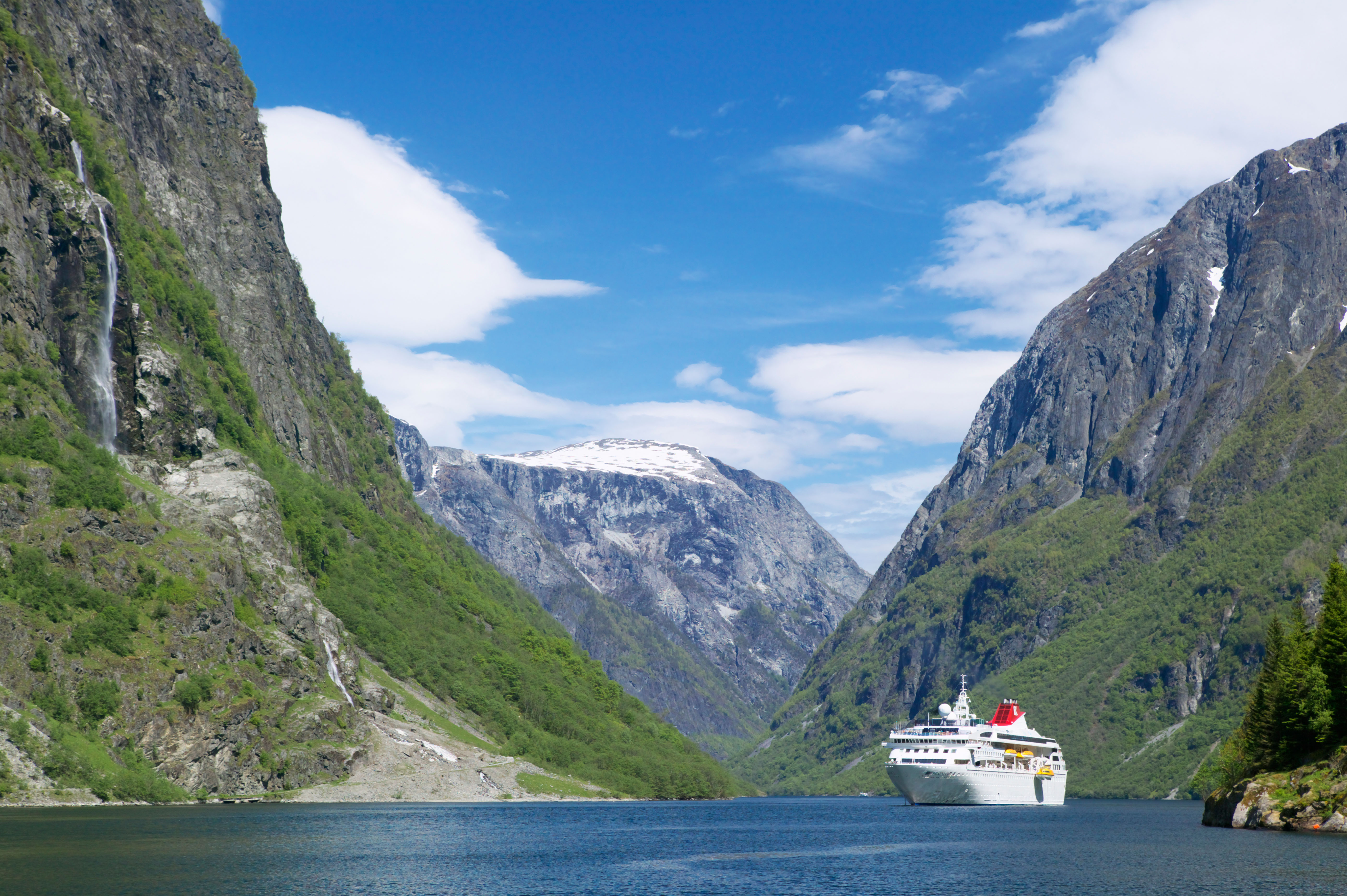 Machen Sie eine Kreuzfahrt zu den markanten Fjorden Norwegens