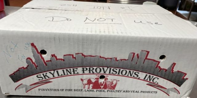Eine Kiste mit Skyline-Vorräten erinnerte an Hackfleisch