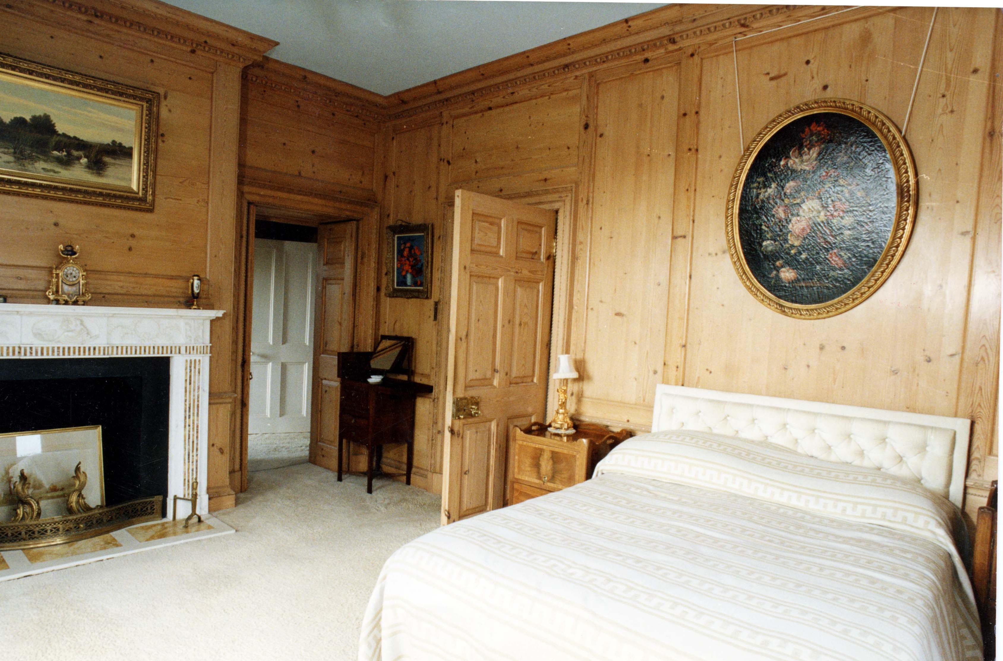 Die Innenräume sind mit Holzdetails und Möbeln aus dunklem Holz durchsetzt