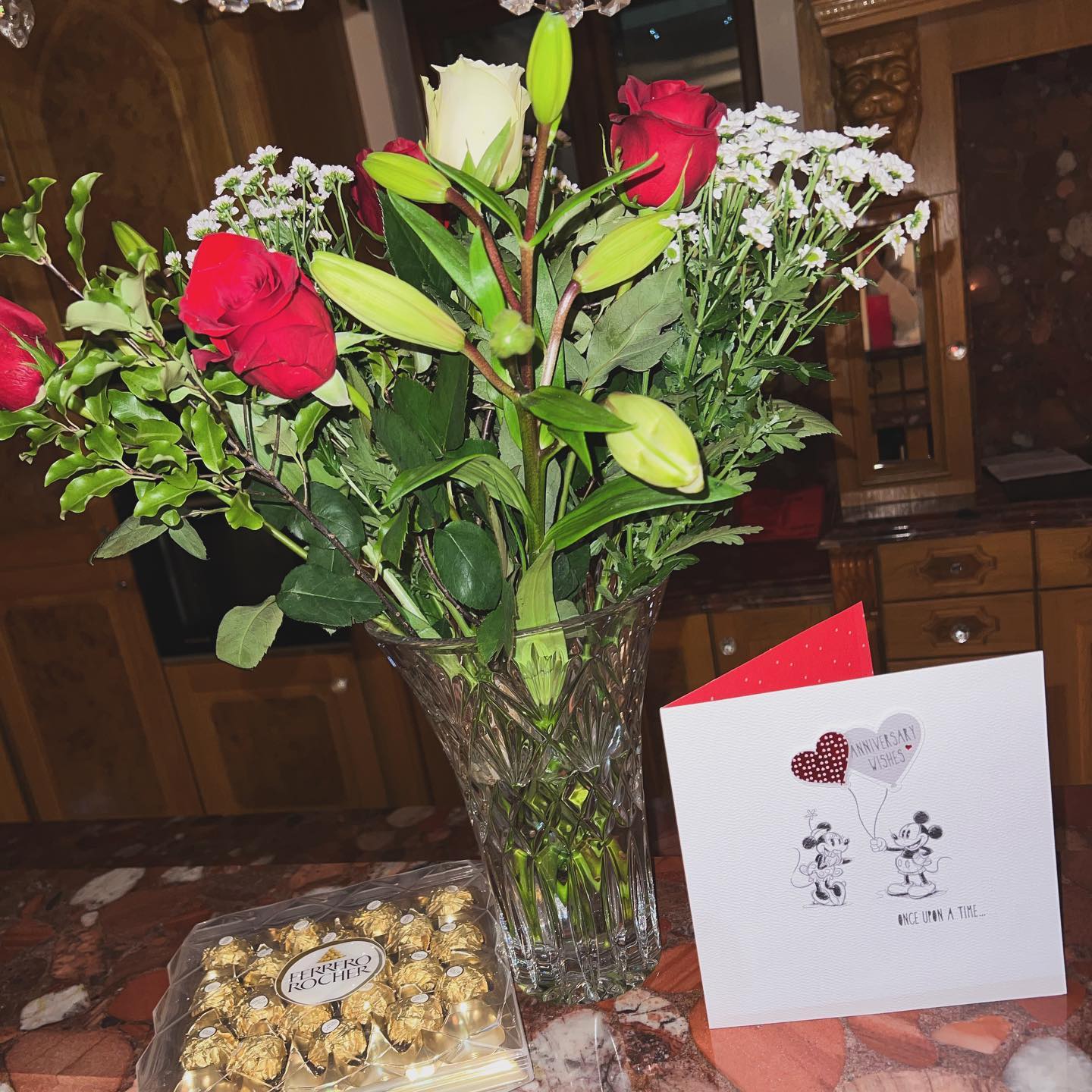Tyson kaufte Pariser Blumen und eine Schachtel Pralinen von Ferrero Rocher