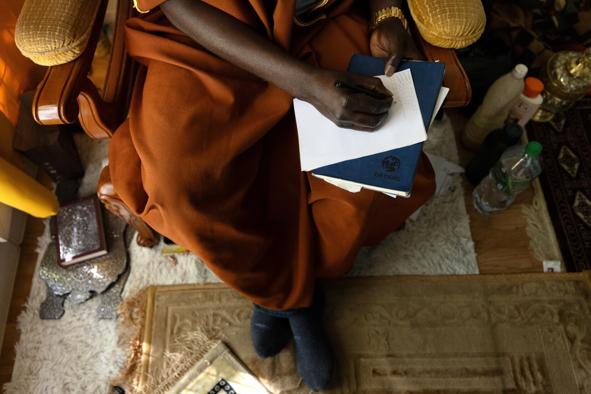 Der afrikanische Wunderheiler Sheikh Issa macht während einer Konsultation in der Nähe von Paris geomantische Notizen