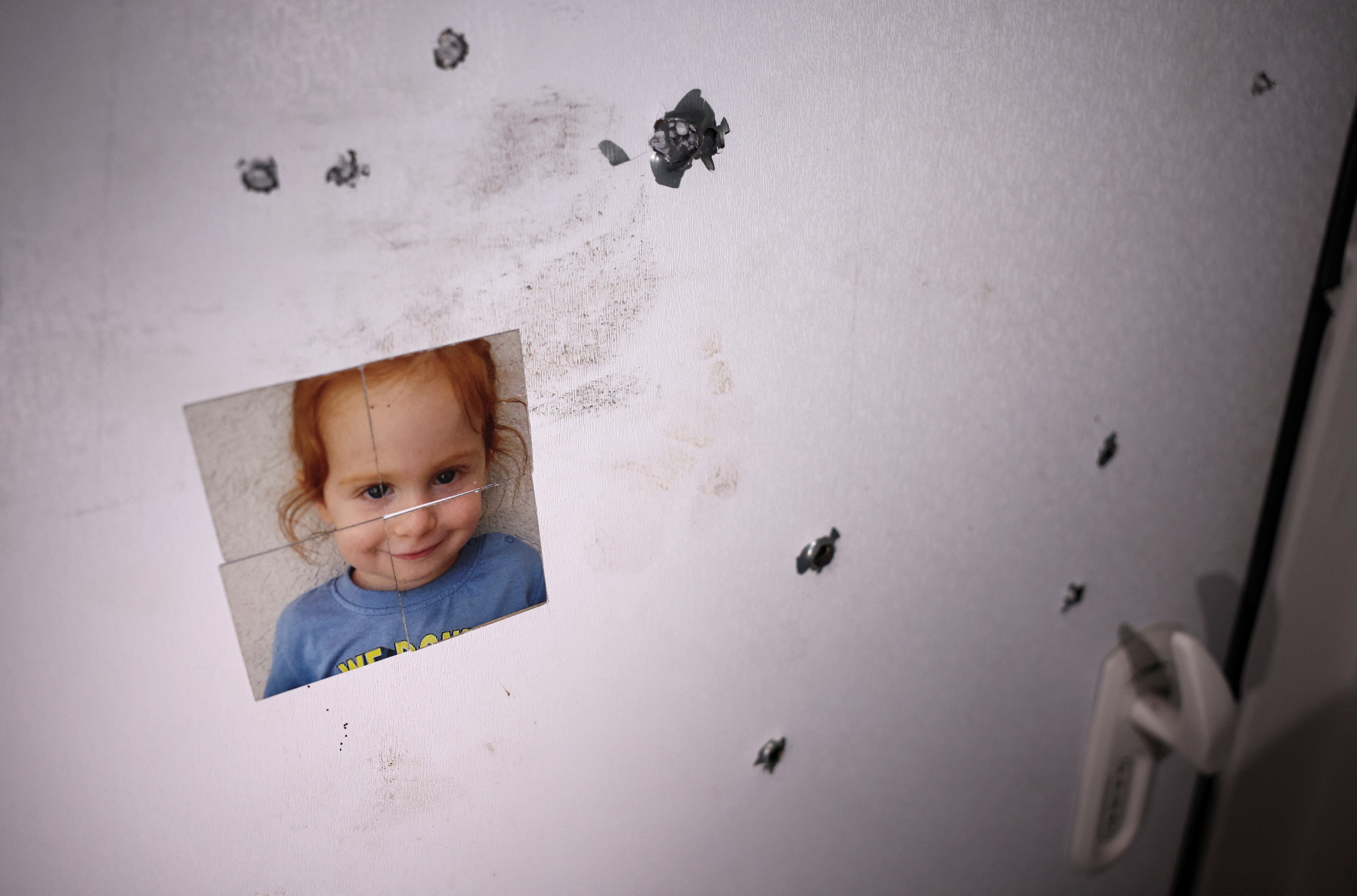 An der Tür eines Sicherheitsraums klebt ein Bild eines entführten Mädchens, das nach dem Massaker von Kugeln getroffen wurde