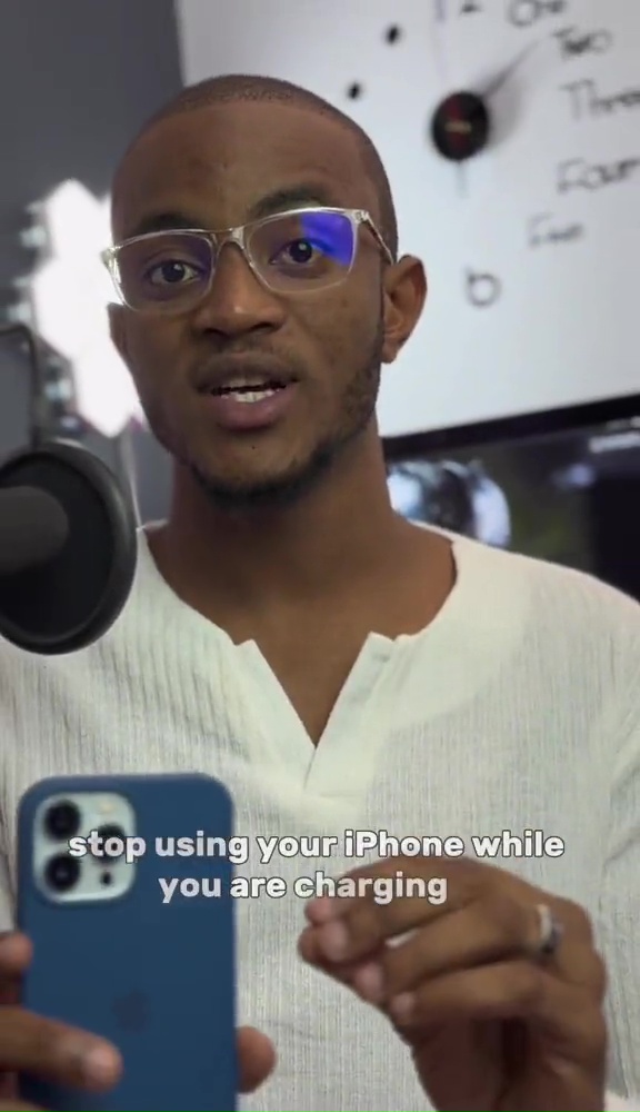 Influencer Oumar forderte Apple-Benutzer auf, ihr Telefon während des Ladevorgangs nicht zu verwenden