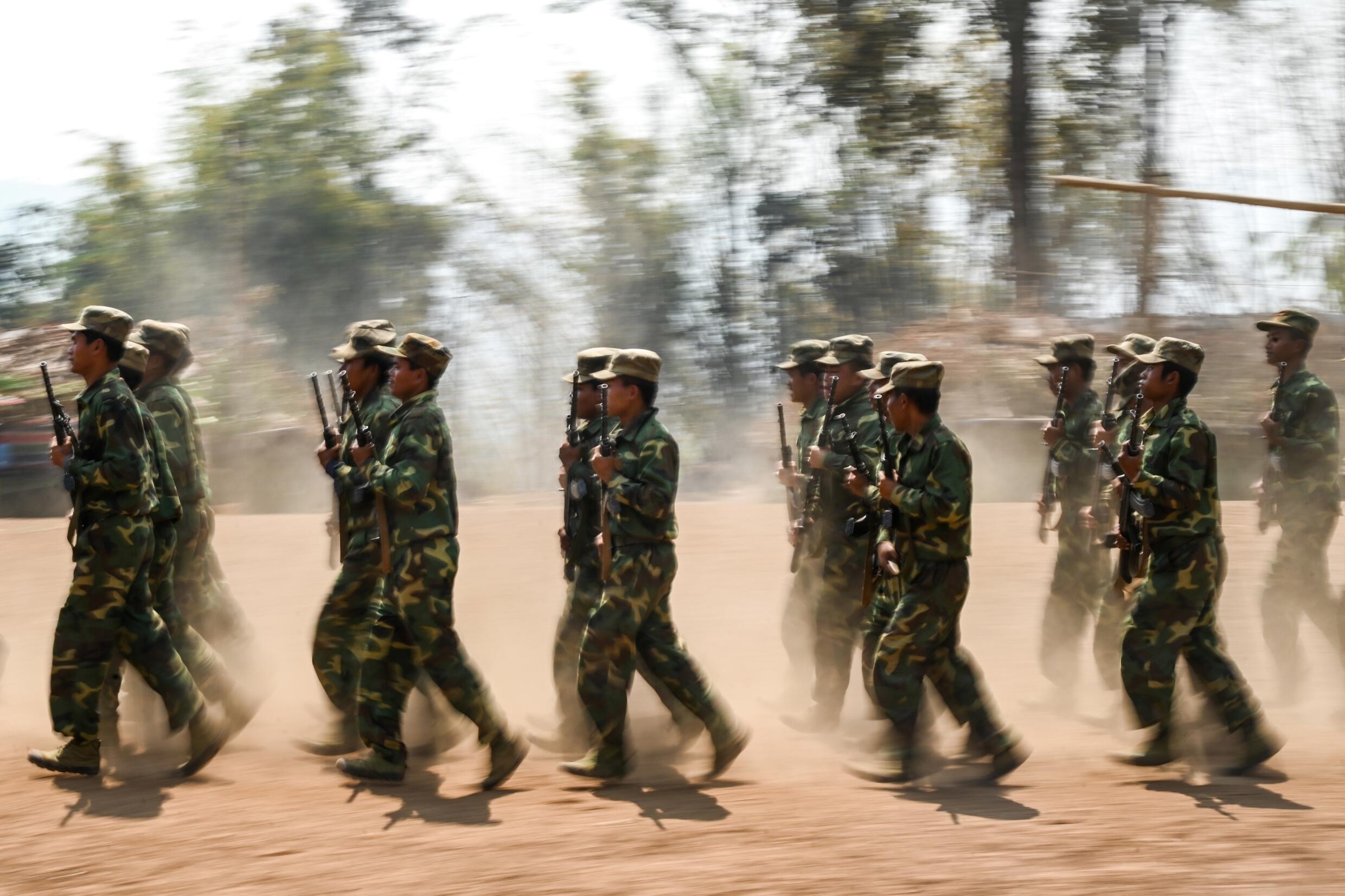 Die Myanmar National Democratic Alliance Army (MNDAA), die Ta'ang National Liberation Army (TNLA) und die Arakan Army (AA) geben an, Dutzende militärische Außenposten besetzt und wichtige Handelsrouten nach China blockiert zu haben.
