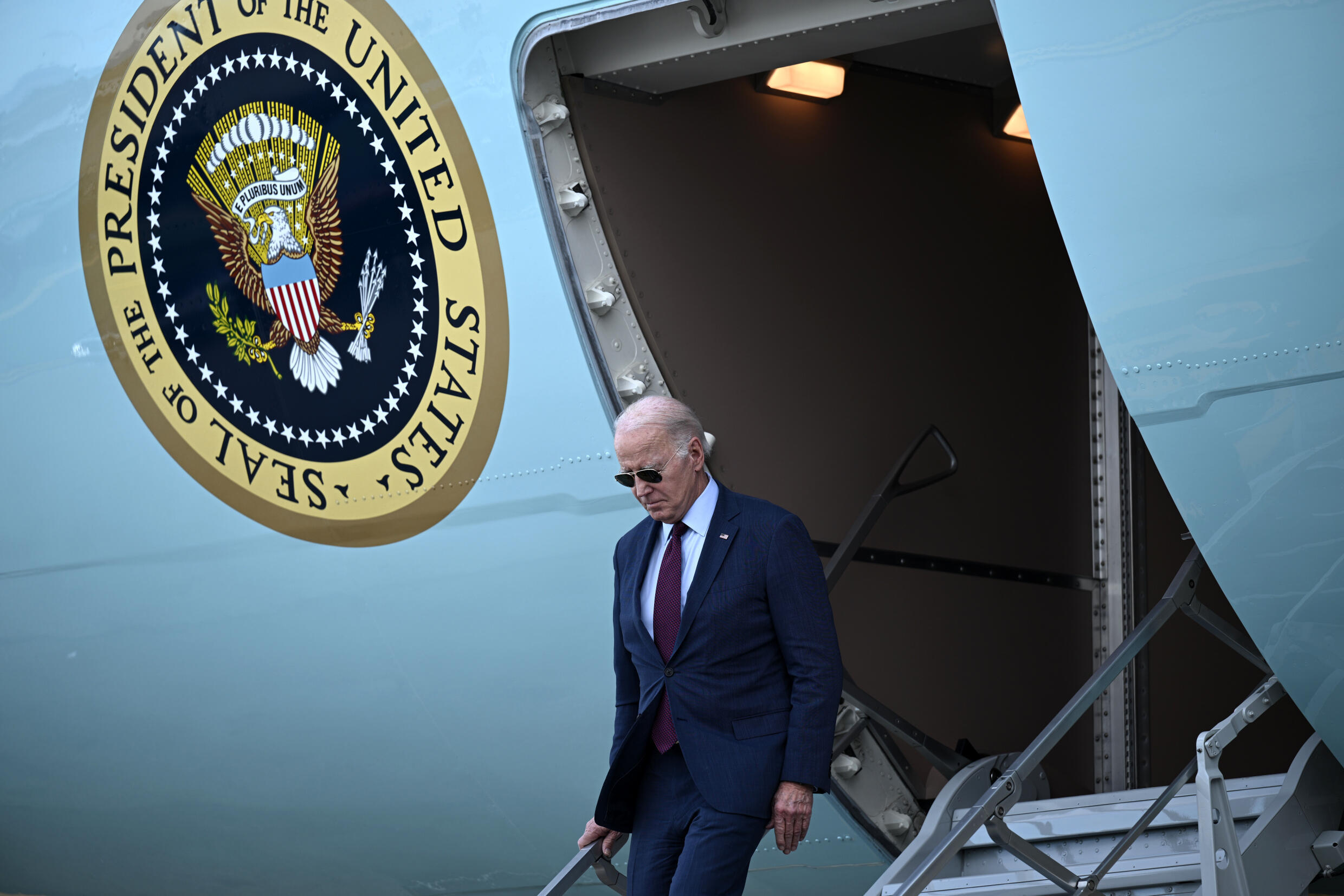 US-Präsident Joe Biden landet am 14. November 2023 auf dem San Francisco International Airport in San Francisco, Kalifornien, mit der Air Force One