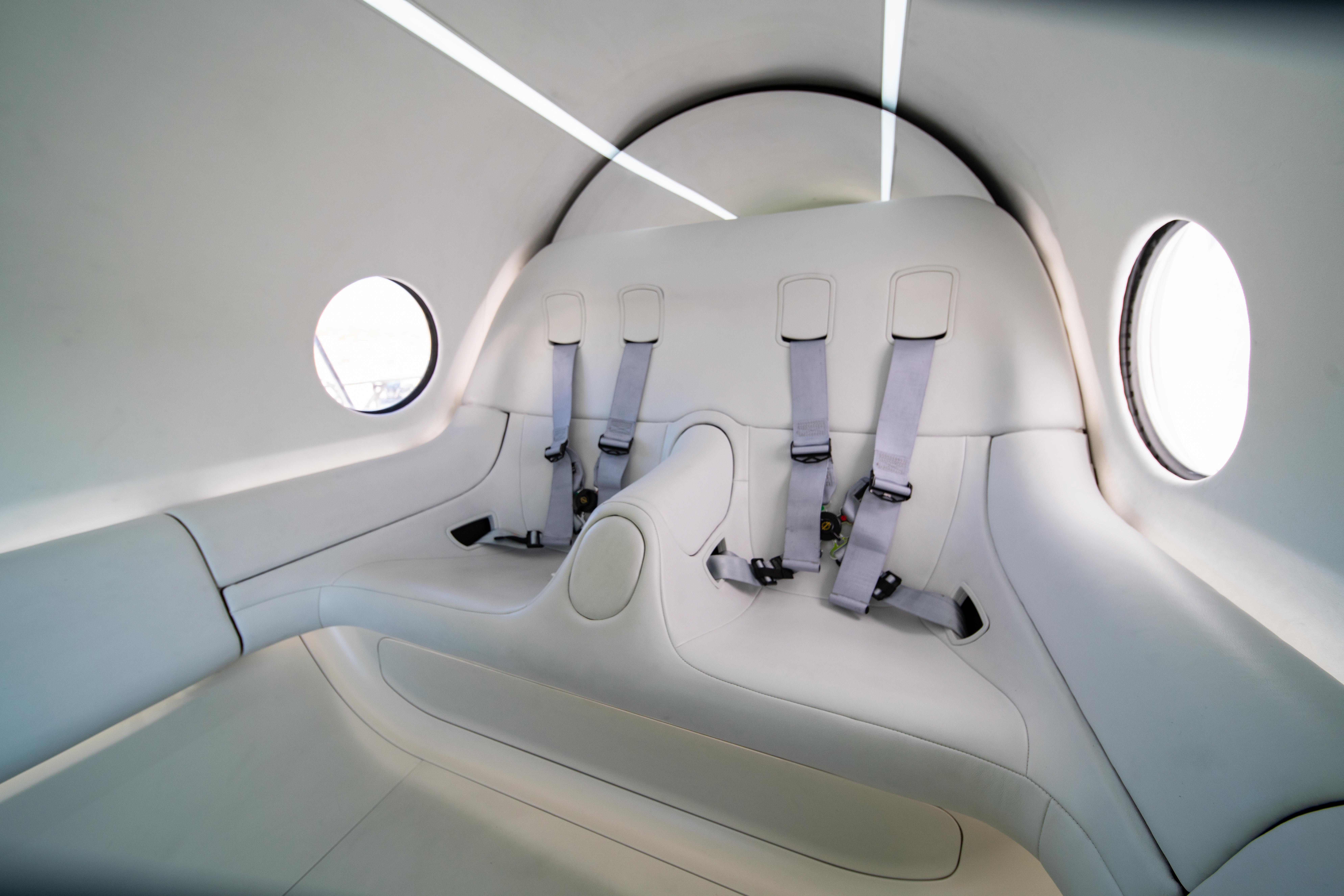 In den futuristischen Kabinen wird es zwei Sitze geben, die den Passagieren eine schnelle, aber komfortable Reise ermöglichen