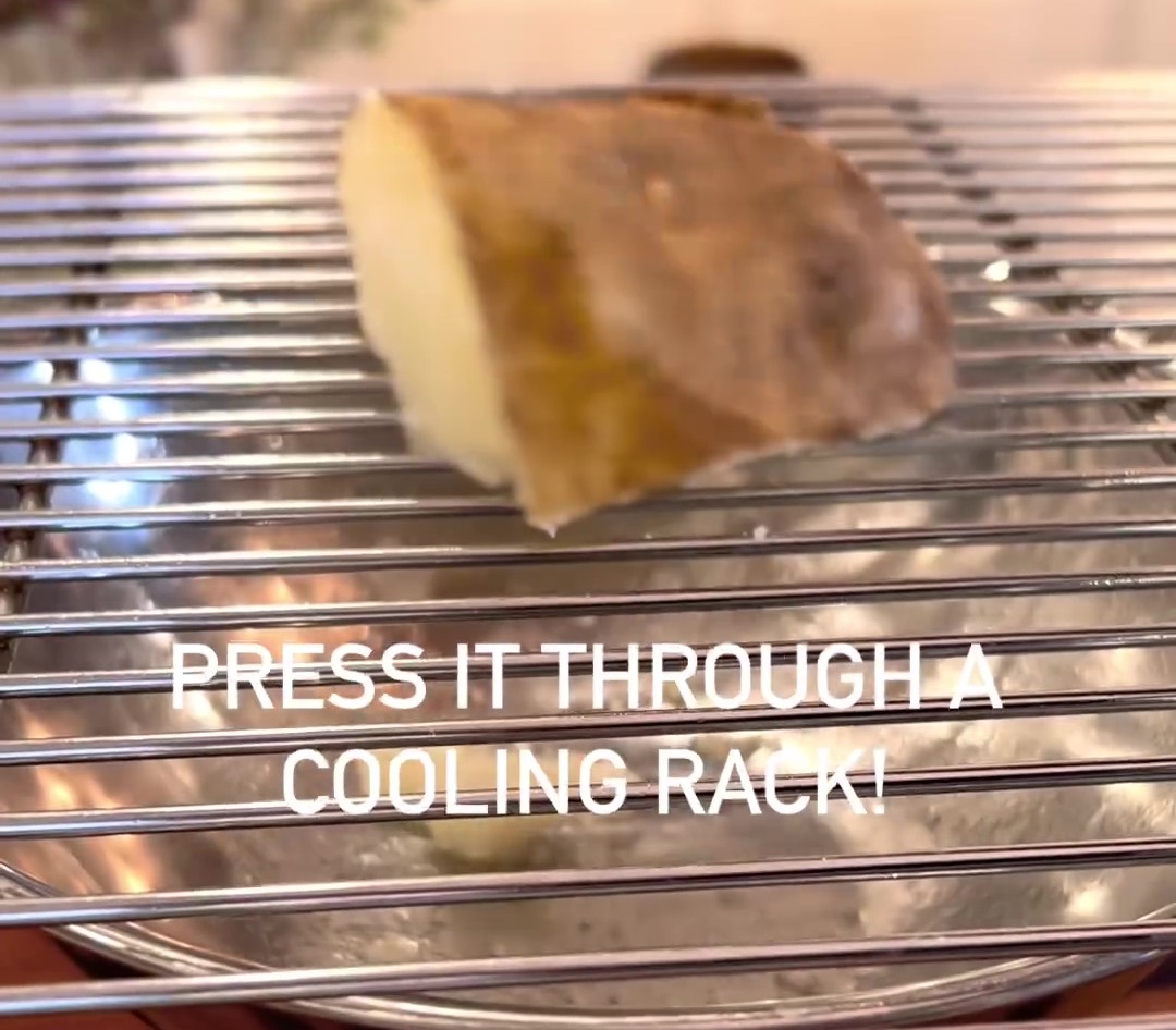 Bevor Sie die Kartoffel auf ein Kühlregal legen und in eine Schüssel darunter schieben