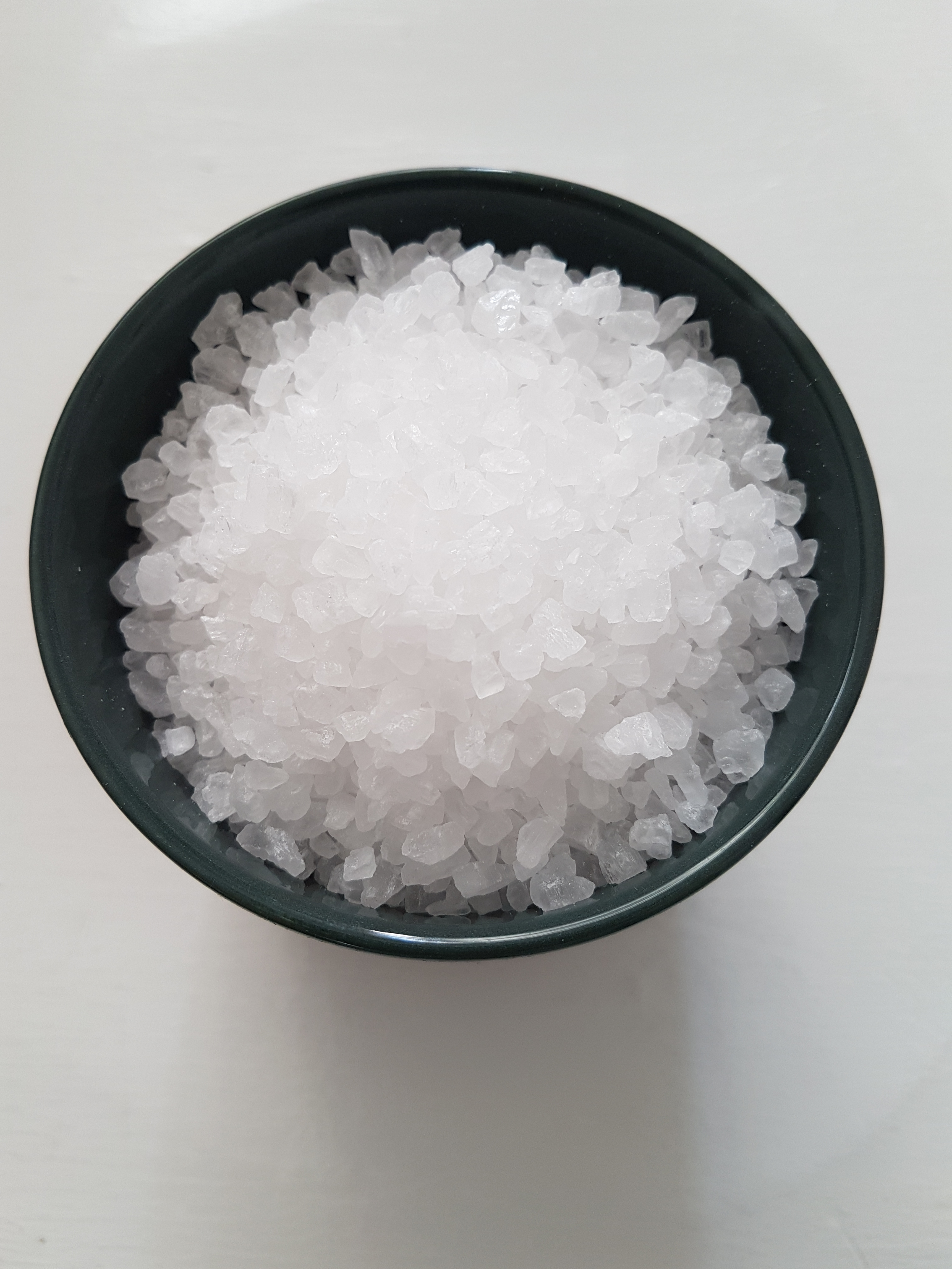 Grobes Salz ist ebenso wie Kieselgel saugfähig und kann günstig im Supermarkt gekauft werden