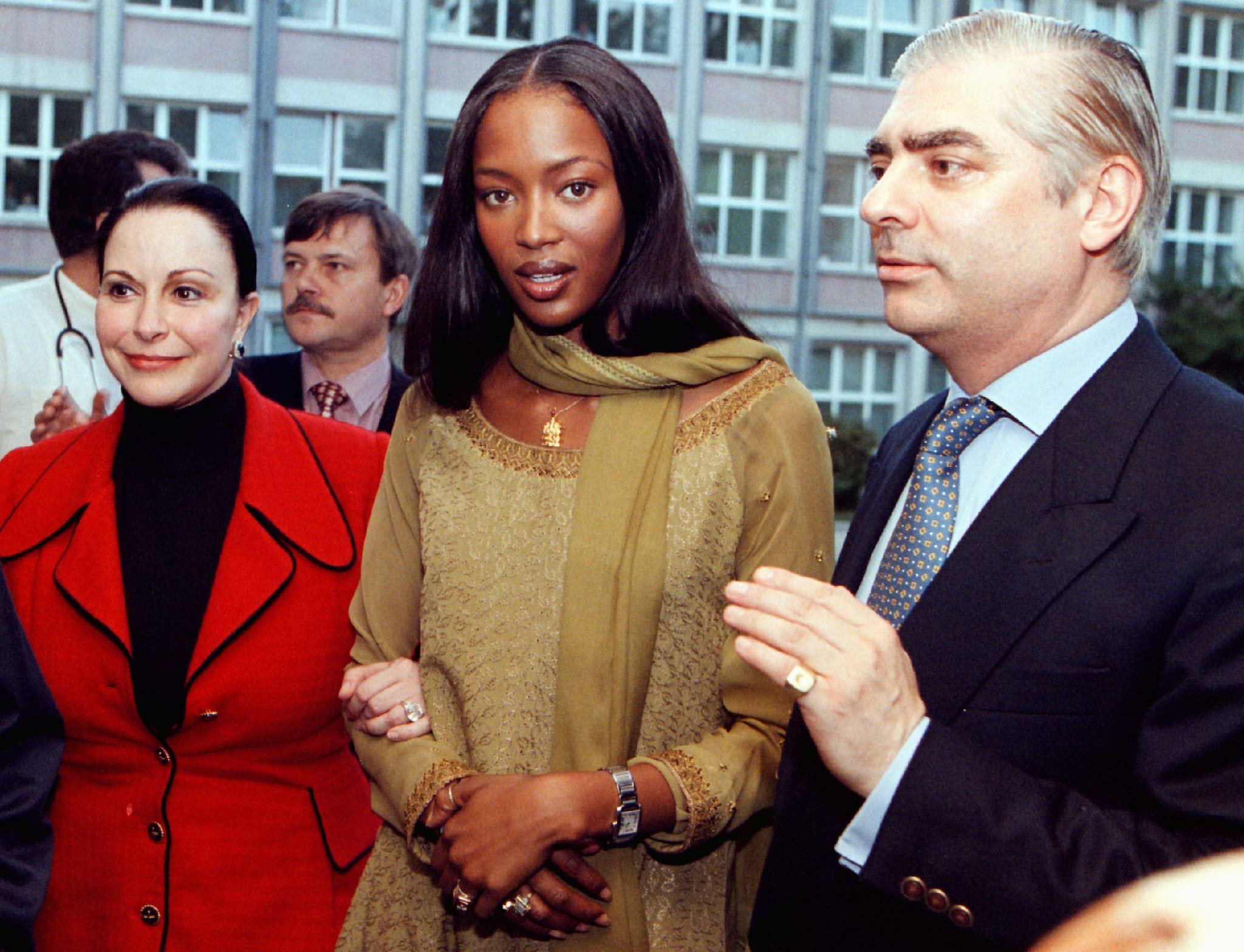 Prinz Paul von Rumänien und seine Frau Lia im Bild mit Supermodel Naomi Campbell in Bukarest