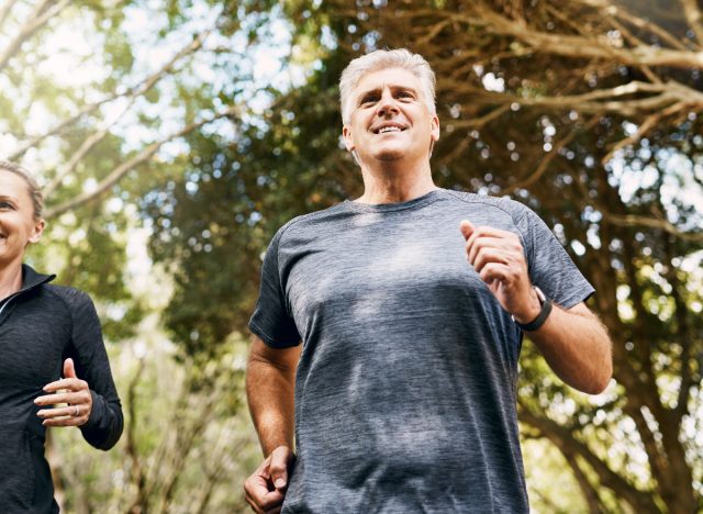Reifer Mann, der zur Gewichtsreduktion im Freien spazieren geht, Konzept von Gewohnheiten, die Ihren Fortschritt beim Abnehmen zerstören