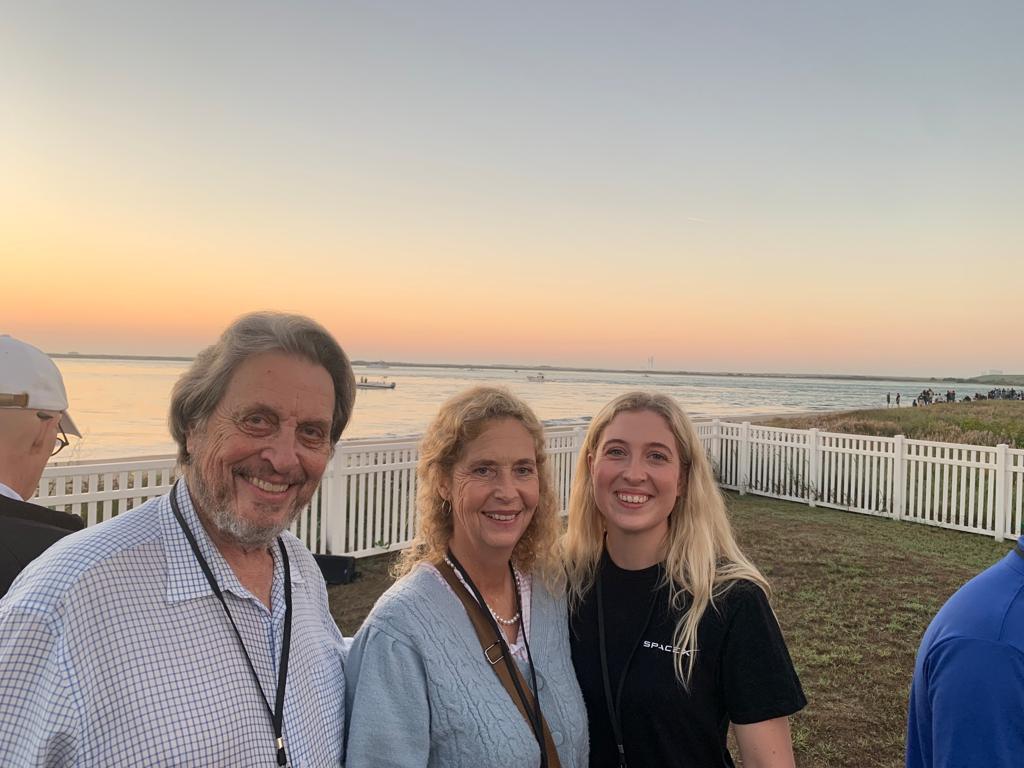 Errol Musk lächelt, als er mit Ex-Frau Heide und Tochter Rose für ein Foto beim Start des SpaceX-Raumschiffs posiert