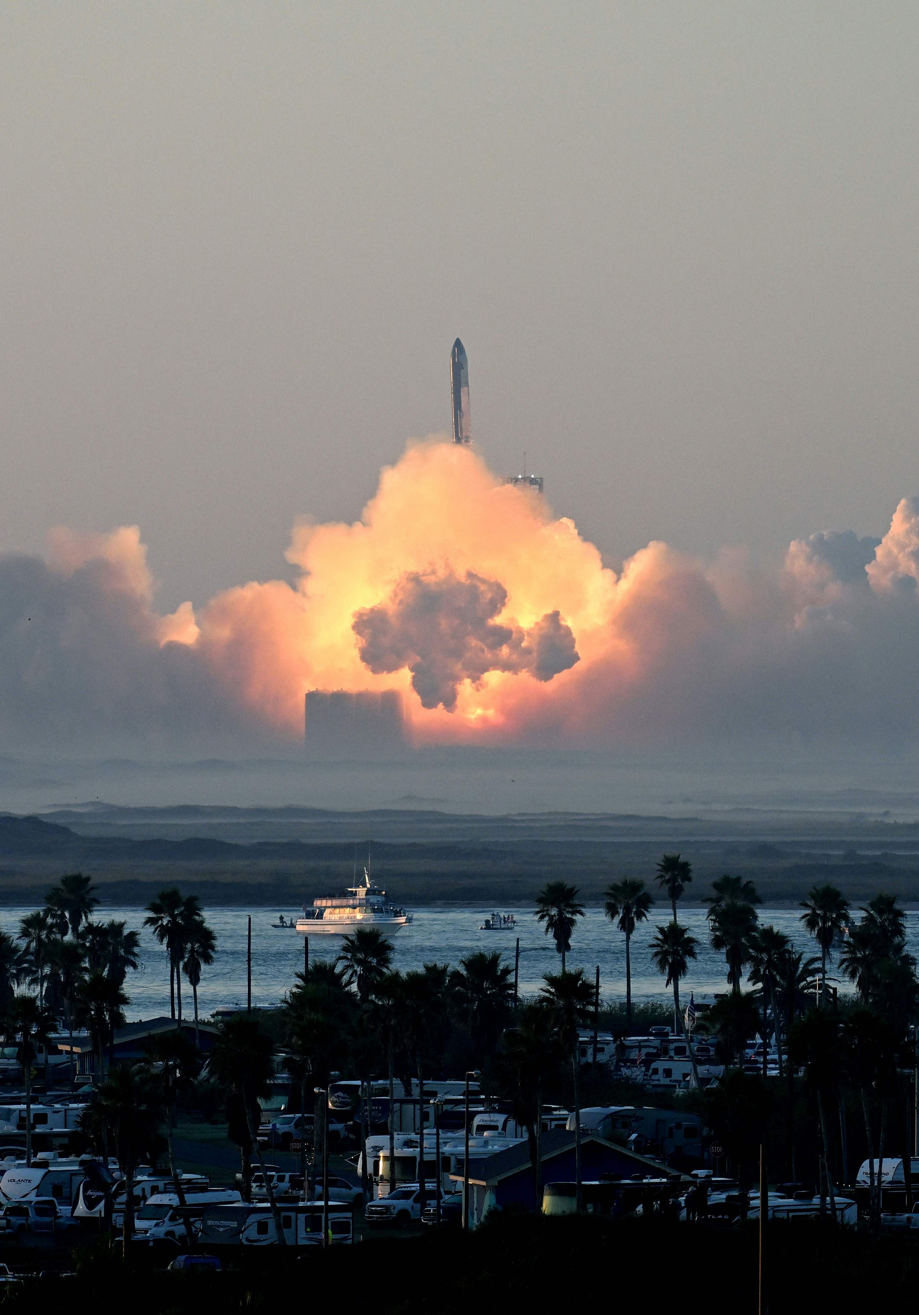 Die Starship-Rakete von SpaceX startet letzten Samstag während ihres zweiten Testflugs in Boca Chica, Texas, von der Starbase aus