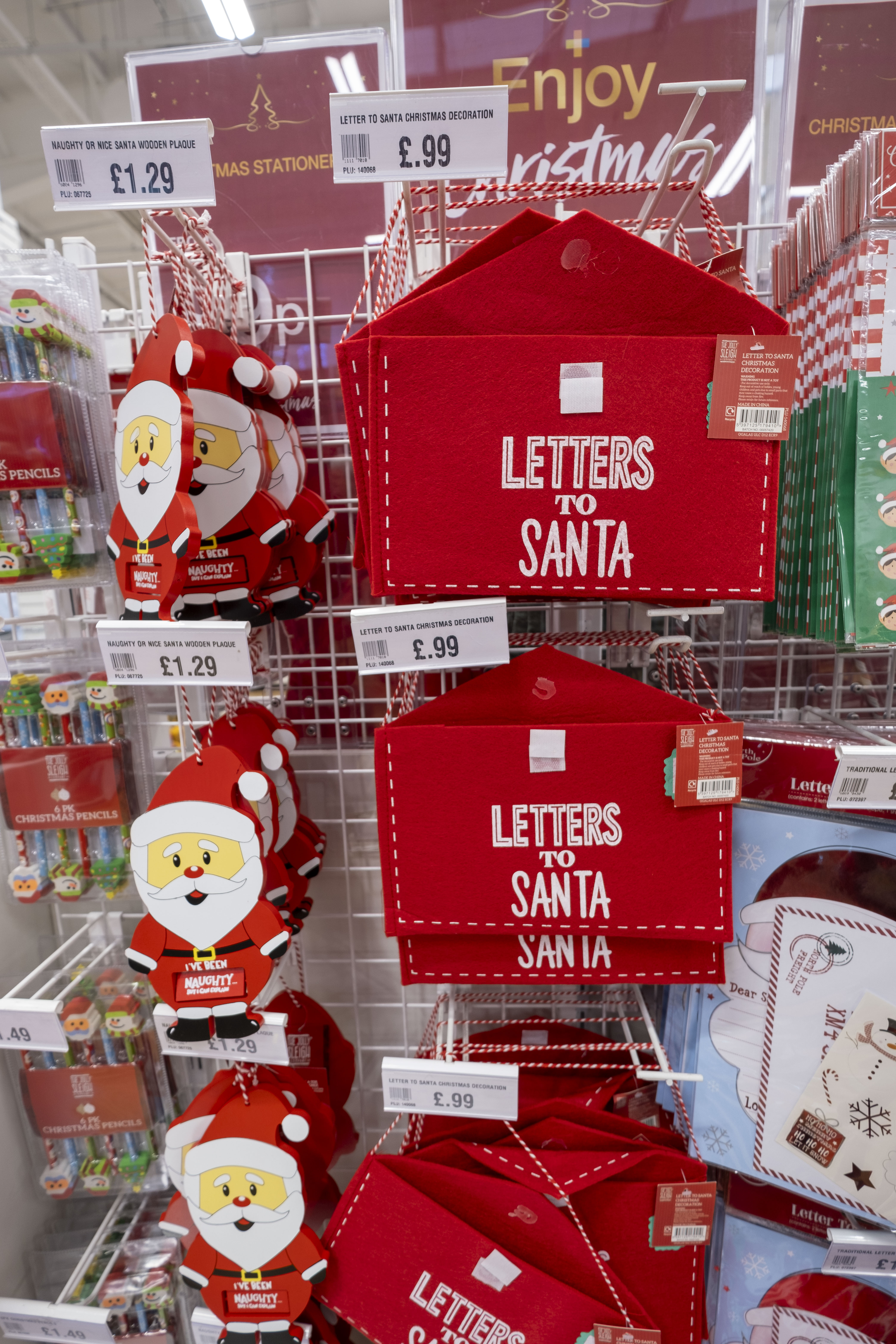 Während die Dekoration eines Briefes an den Weihnachtsmann nur 99 Pence kostet