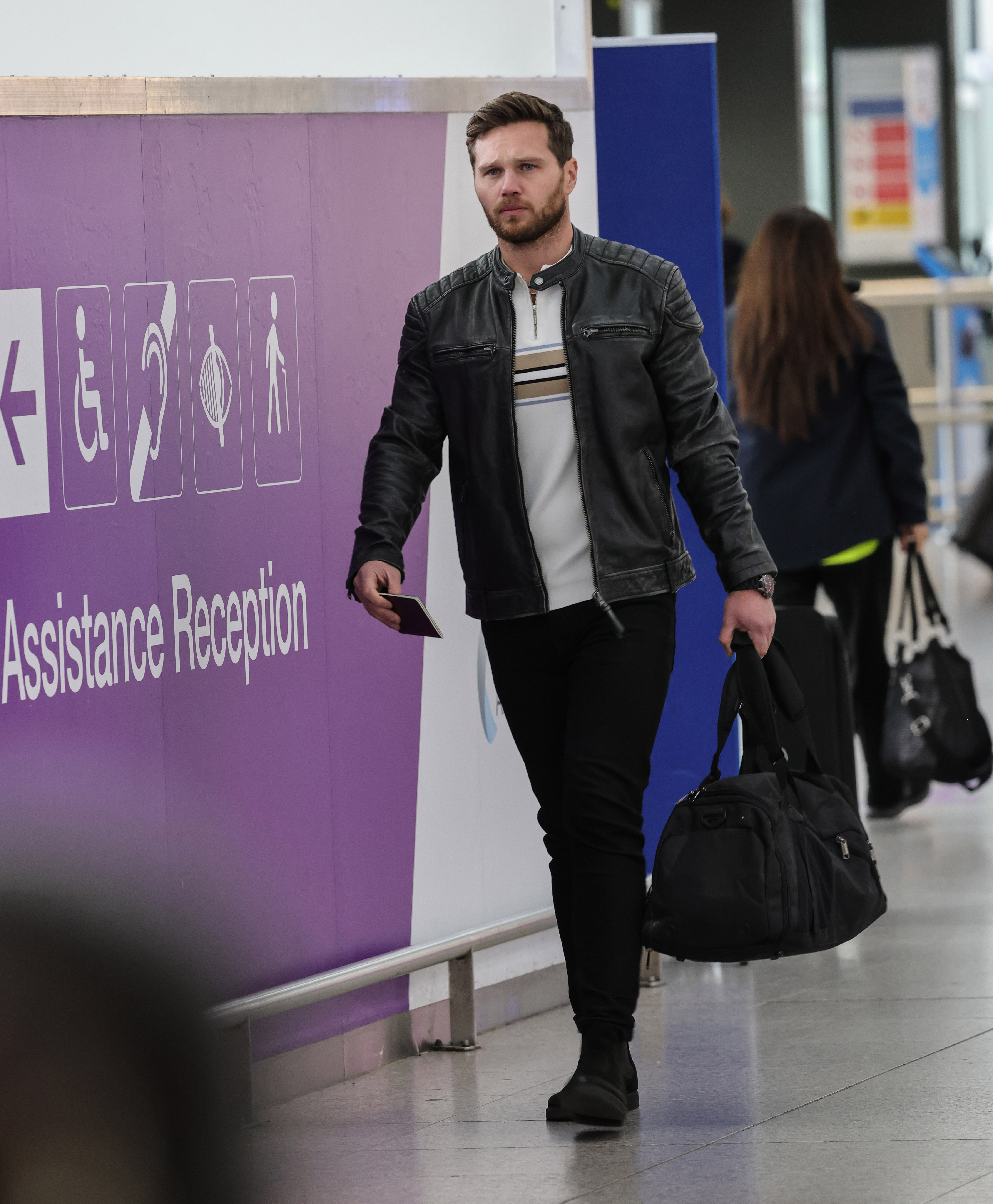 Keanu trug seinen Reisepass und eine Reisetasche bei sich, als er offenbar aus dem Land fliehen wollte
