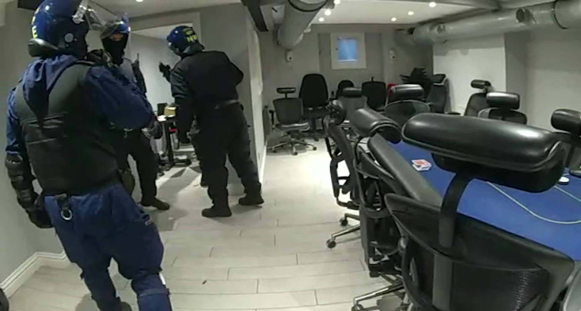 Polizisten sprengen ein illegales Casino, während der Friseurladen durchsucht wird
