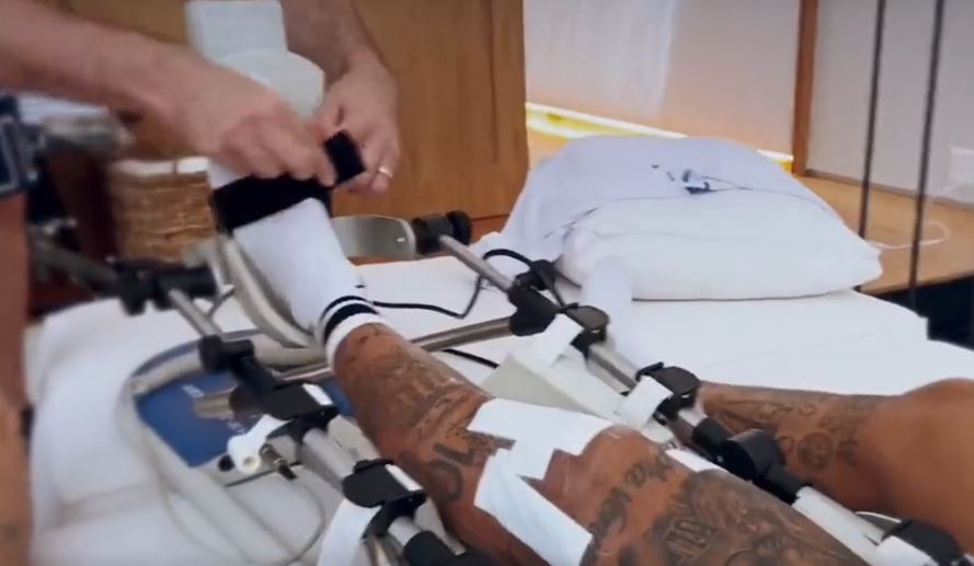 Neymars Bein wurde während der Reha festgeschnallt und mit Klebeband verklebt