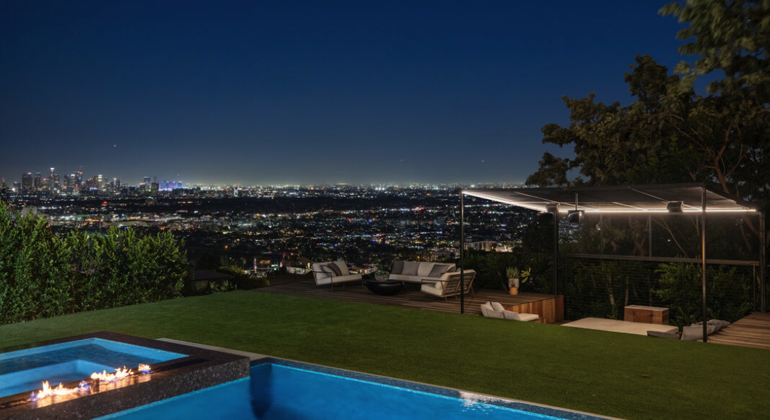 Das Haus bietet einen atemberaubenden Blick auf LA