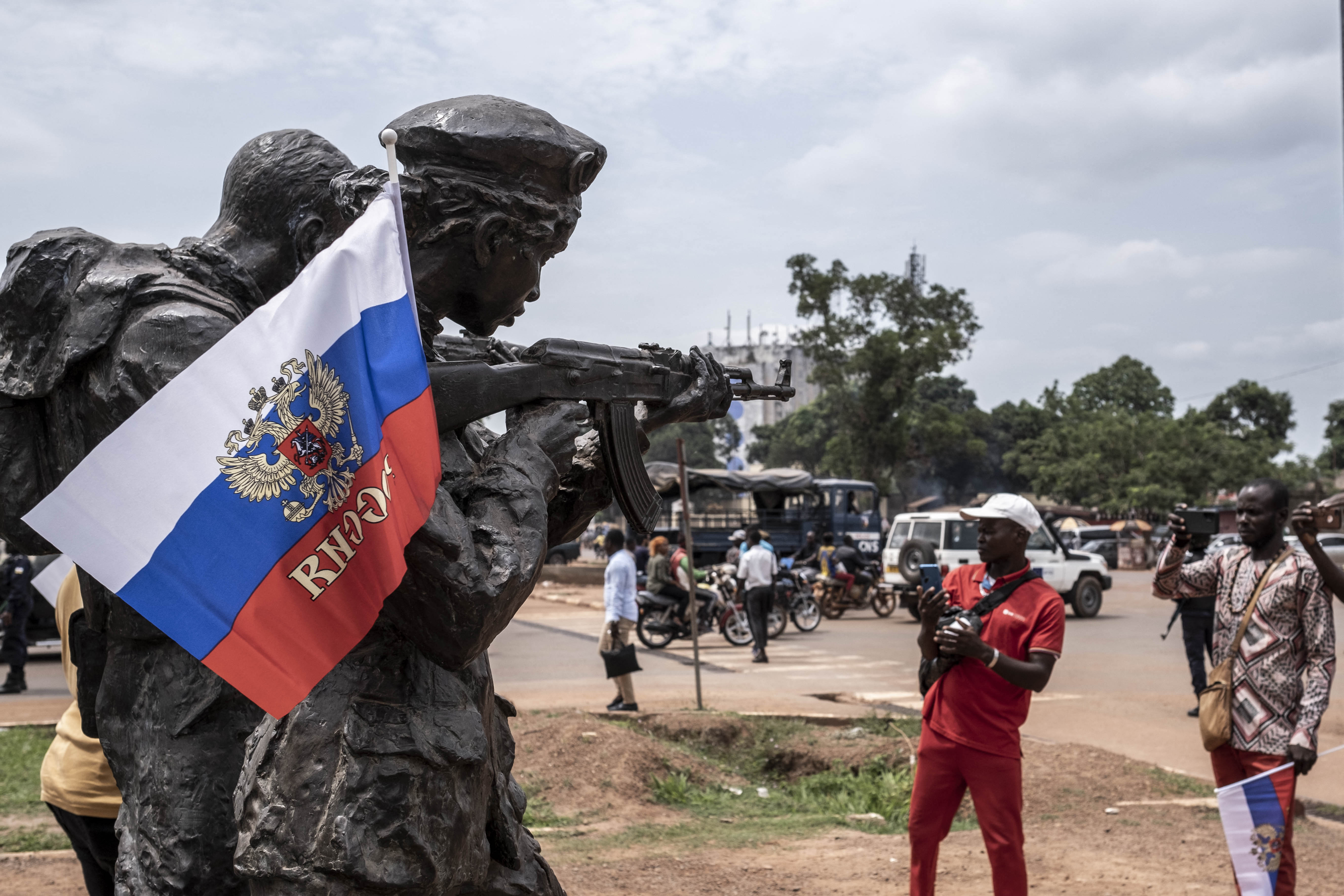 An einem Denkmal für gefallene Wagner-Soldaten in der Zentralafrikanischen Republik hängt eine russische Flagge