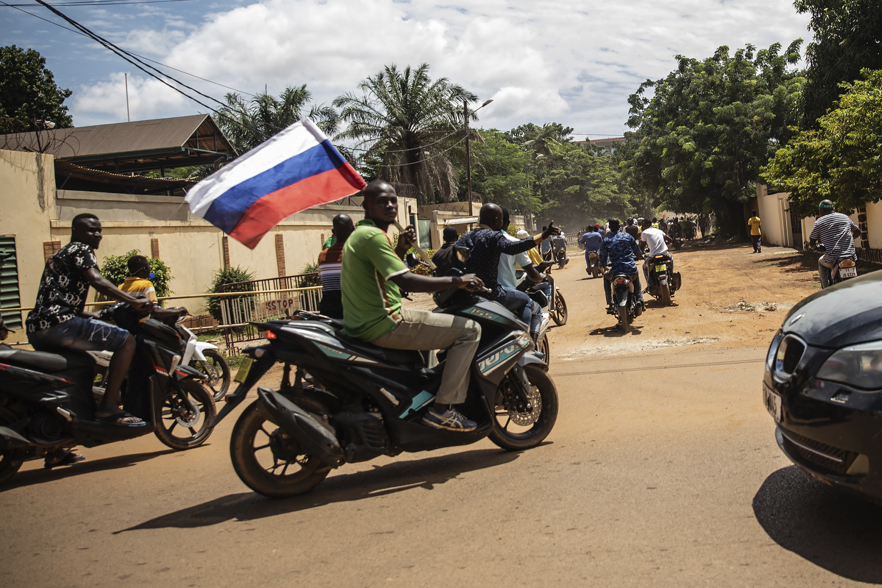 Eine weitere russische Flagge wird in den Straßen von Burkina Faso vorgeführt, während der russische Einfluss über Afrika hinwegfegt