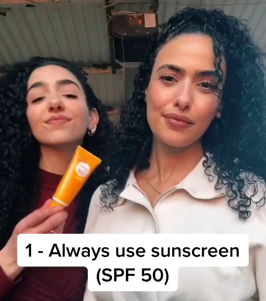 Der erste Schritt bestand darin, „immer Sonnencreme zu verwenden“ und sie empfahl, nach Produkten mit Lichtschutzfaktor 50 zu suchen