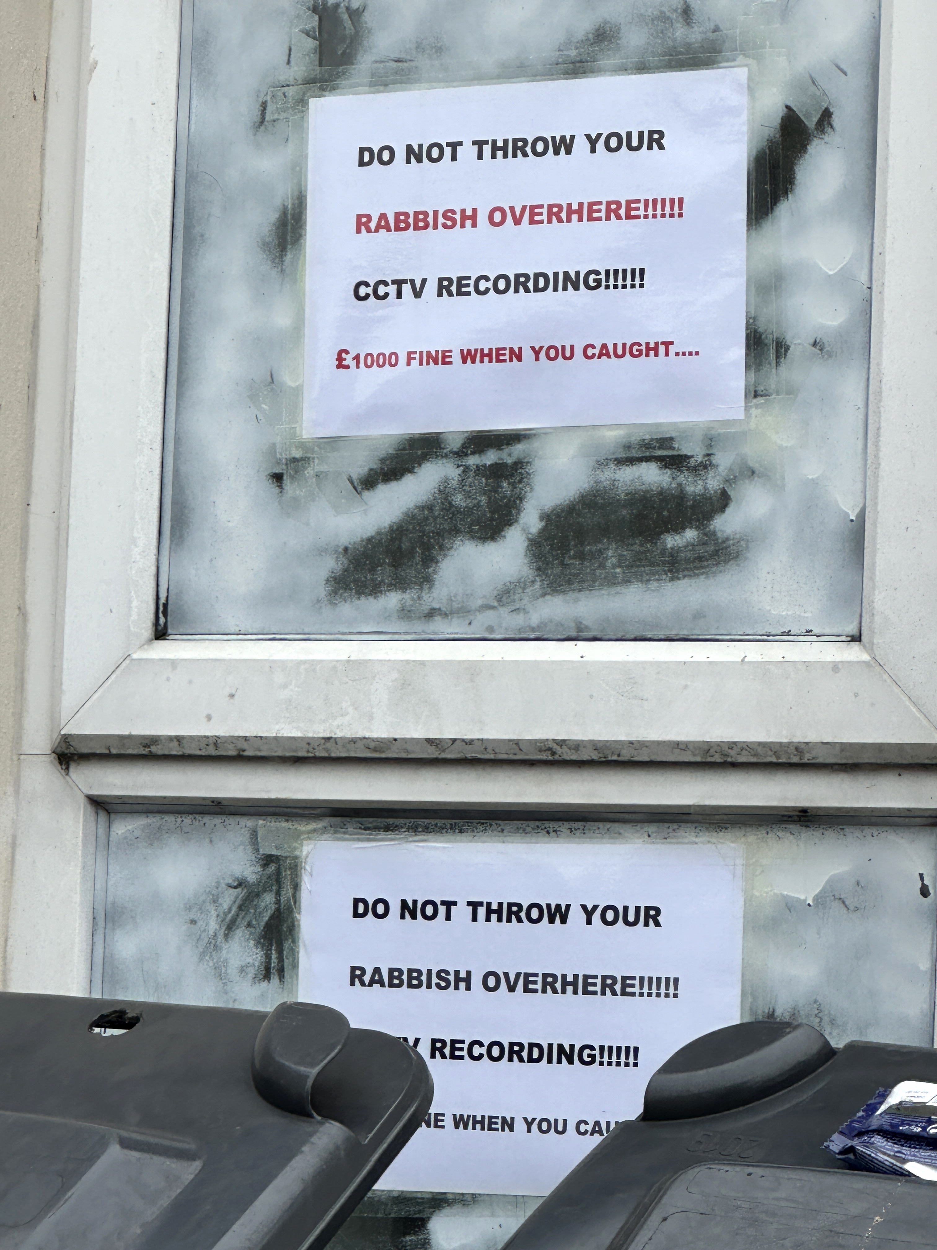 Ein Schild warnt vor einer Geldstrafe von 1.000 Pfund für das Wegwerfen von Müll
