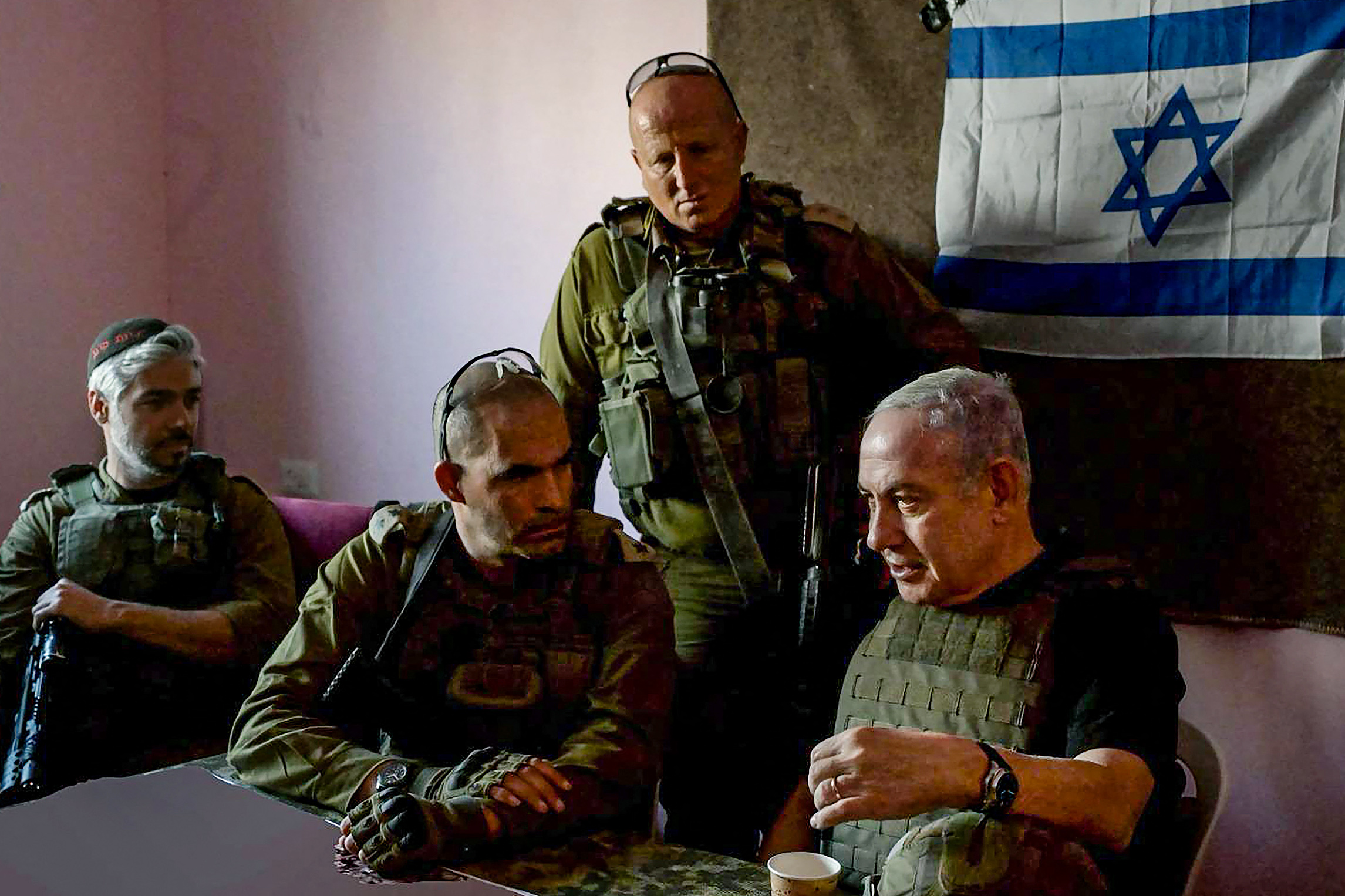 Der israelische Premierminister Benjamin Netanyahu (rechts) trifft am Samstag Soldaten an einem unbekannten Ort im Gazastreifen