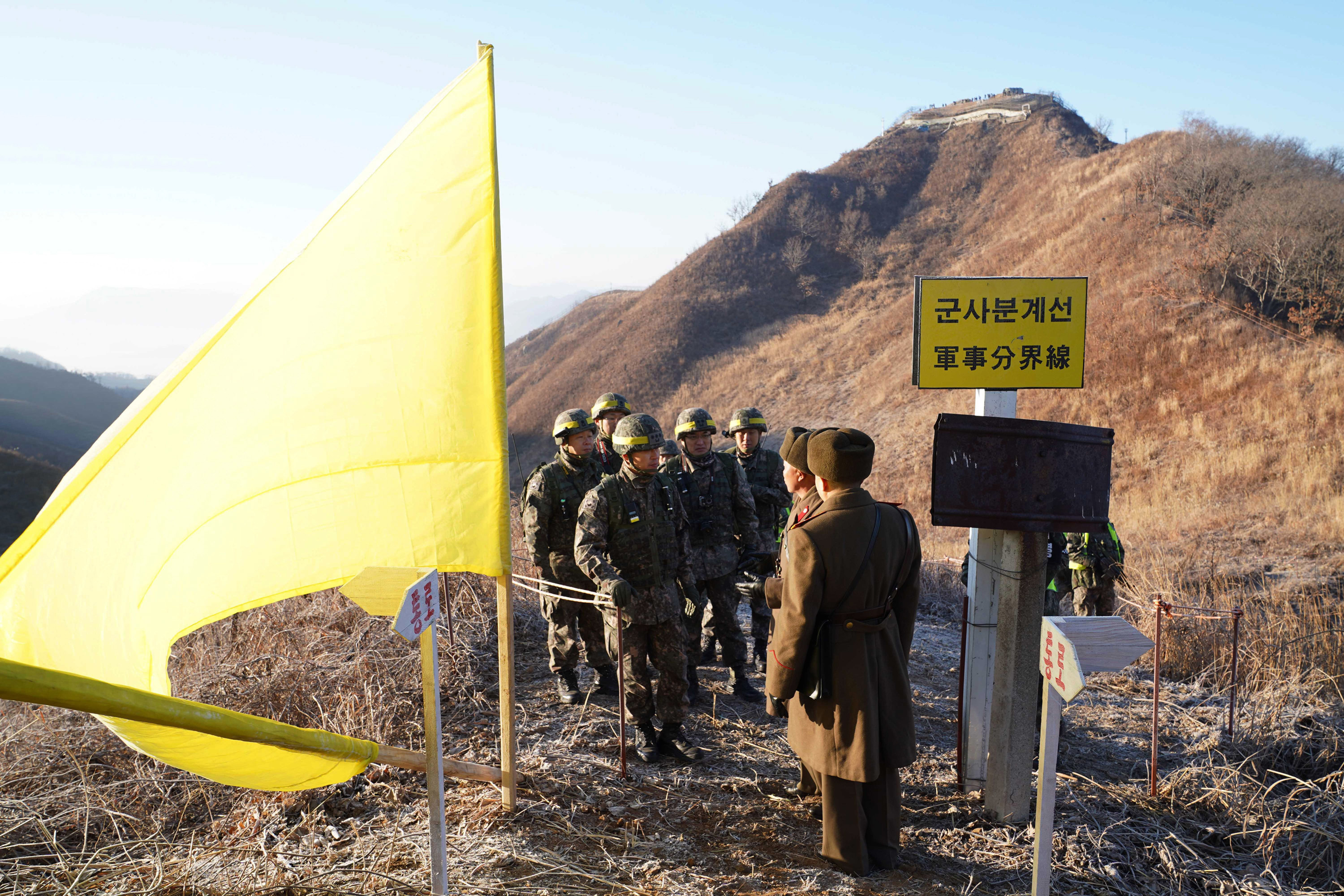 Südkoreanische Soldaten mit Helmen an der militärischen Demarkationslinie