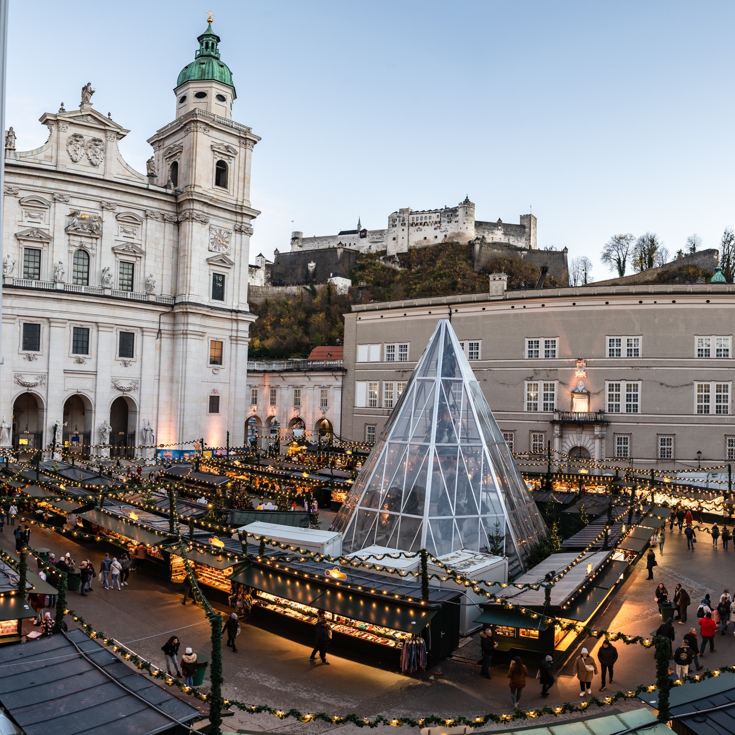 An der Grenze zu Deutschland gelegen, beherbergt Salzburg seinen ganz eigenen Weihnachtsmarkt