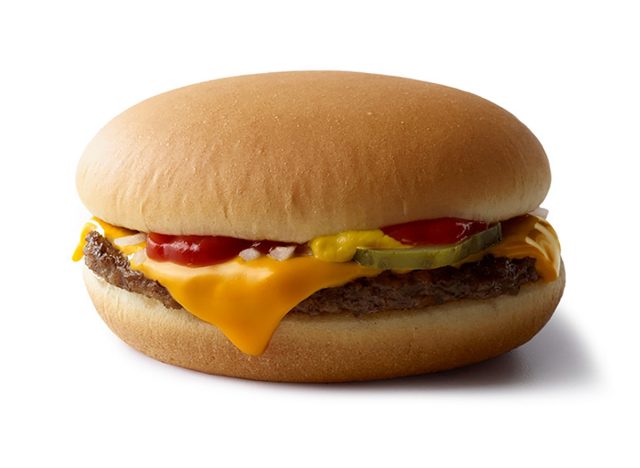 McDonalds-Cheeseburger auf weißem Hintergrund