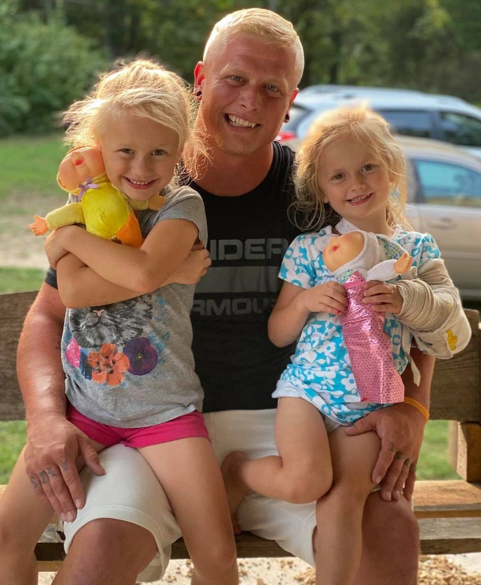 Nach einem Aufenthalt in einer Entzugsklinik kam er wieder zu seiner Familie und seinen Töchtern