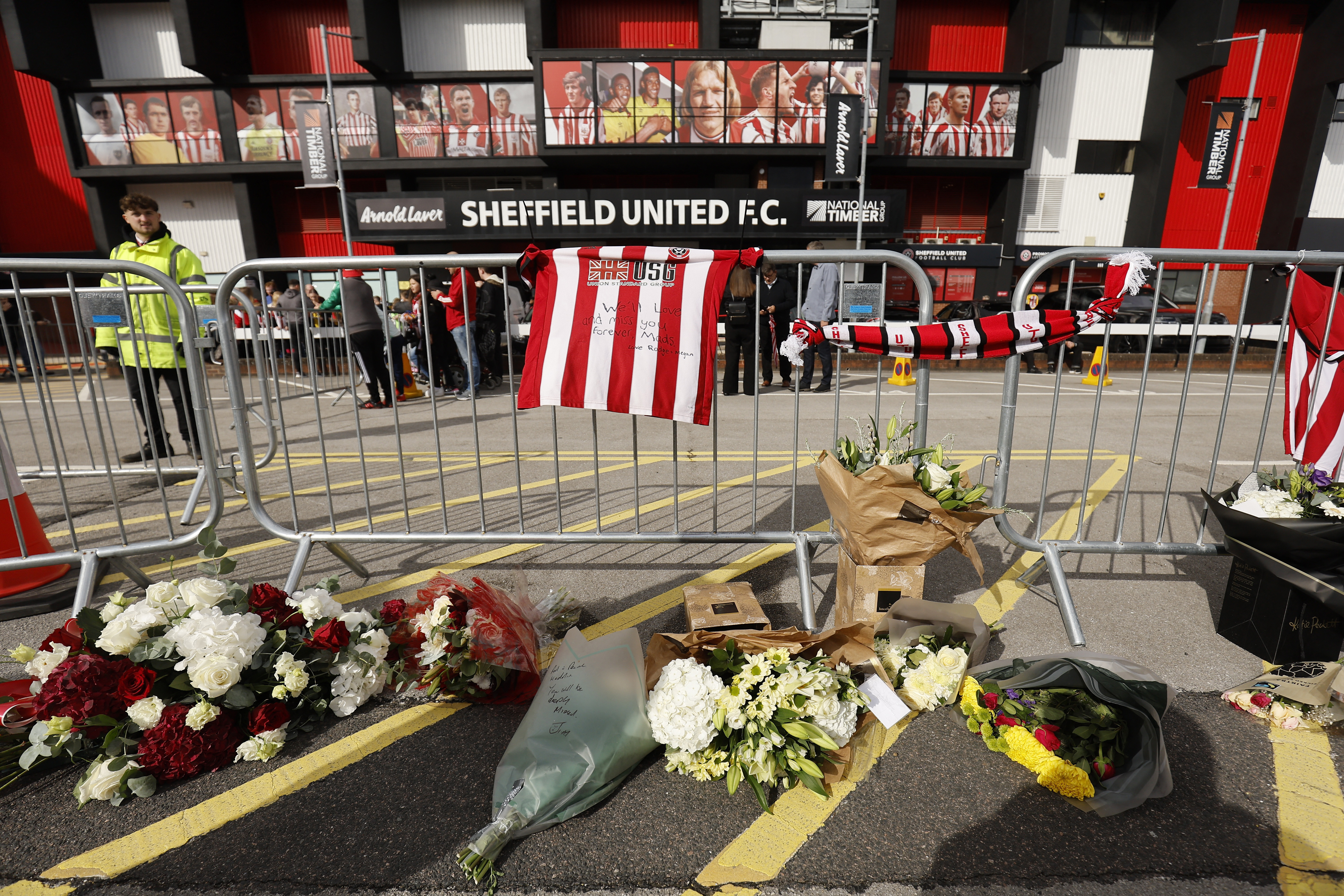 Zum Zeitpunkt von Maddys Tod wurden Blumensträuße außerhalb des Clubs zurückgelassen