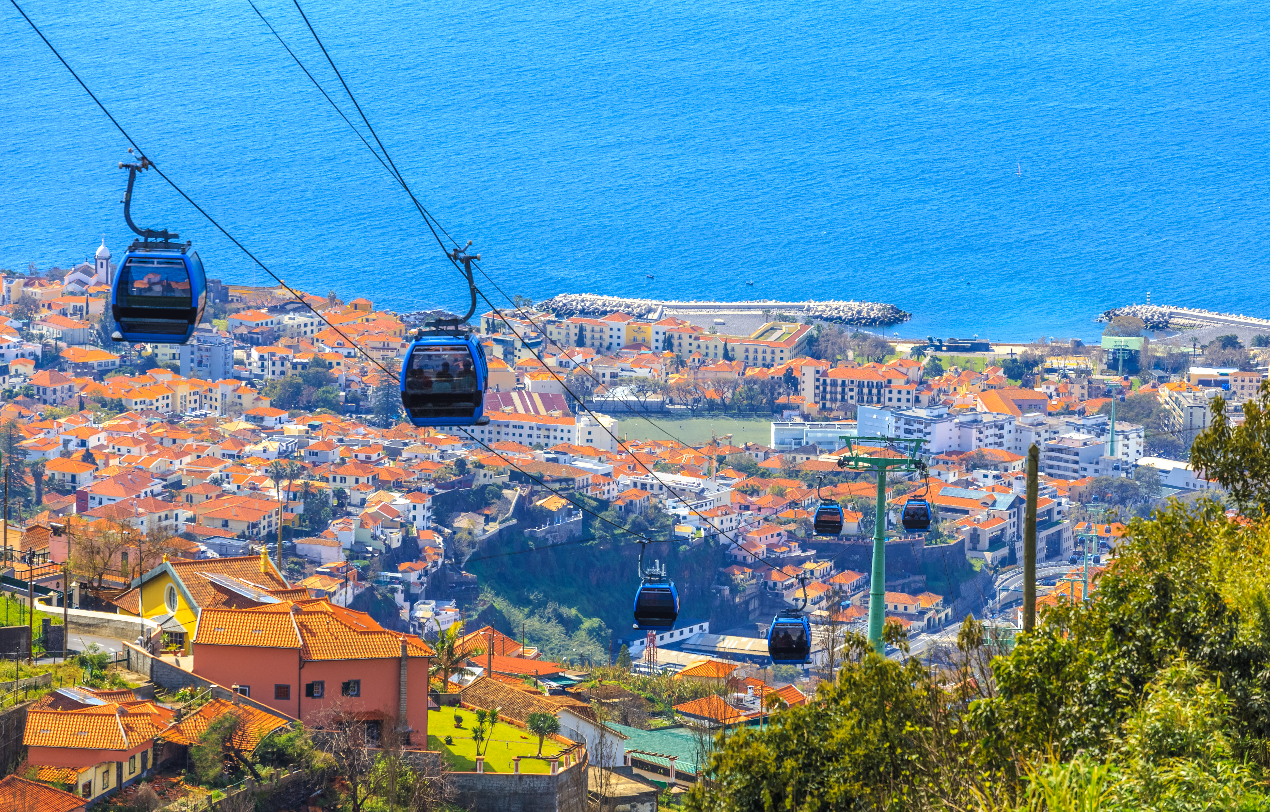 Funchal ist die größte Stadt auf dem portugiesischen Archipel Madeira und garantiert das ganze Jahr über Sonnenschein