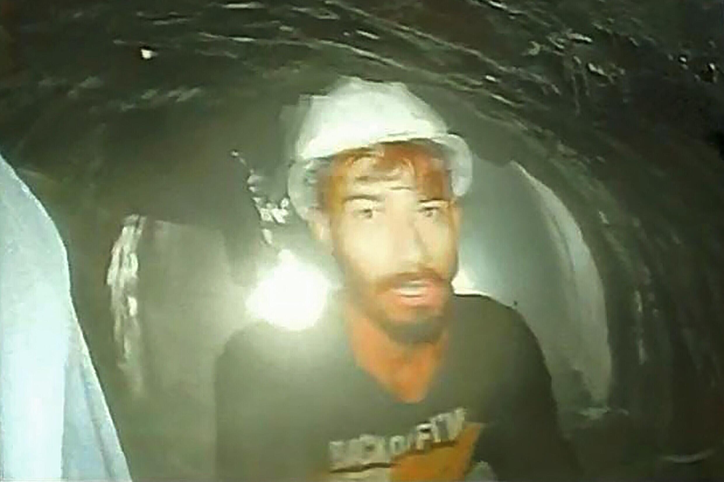 Dieses von der Abteilung für Information und Öffentlichkeitsarbeit (DIPR) von Uttarakhand veröffentlichte Bild zeigt einen Arbeiter, der im im Bau befindlichen Tunnel eingeschlossen ist.