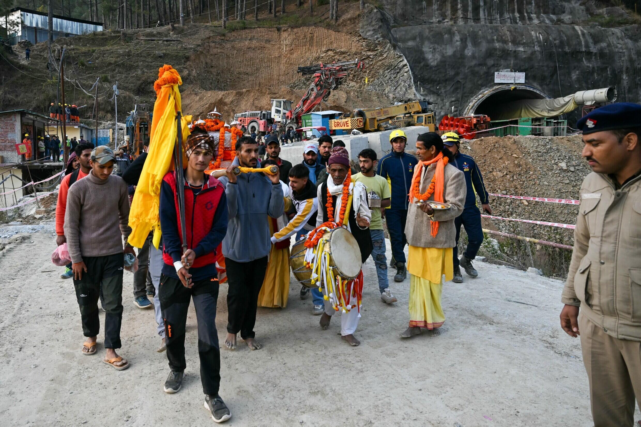 Einheimische verehren die Gottheit „Boukhnag“, Tage nach dem Einsturz des im Bau befindlichen Silkyara-Tunnels im Bezirk Uttarkashi im indischen Bundesstaat Uttarakhand, am 23. November 2023.